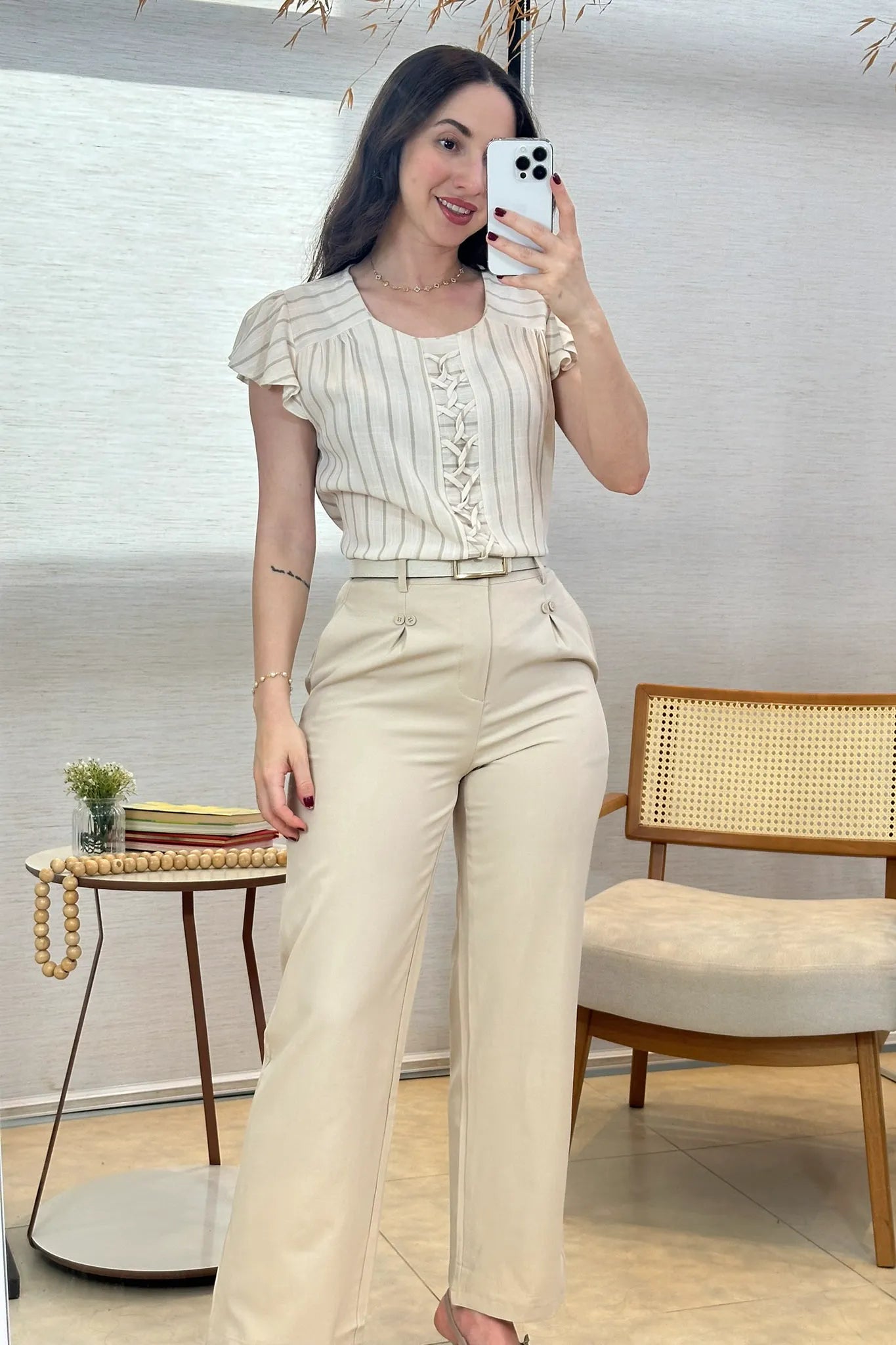 Conjunto: Blusa Babados Manga Detalhe Trançado Em Visco-linho Jenifer Bege + Calça Pantalona Detalhe Botões Crepe Alfaiataria Larissa Bege