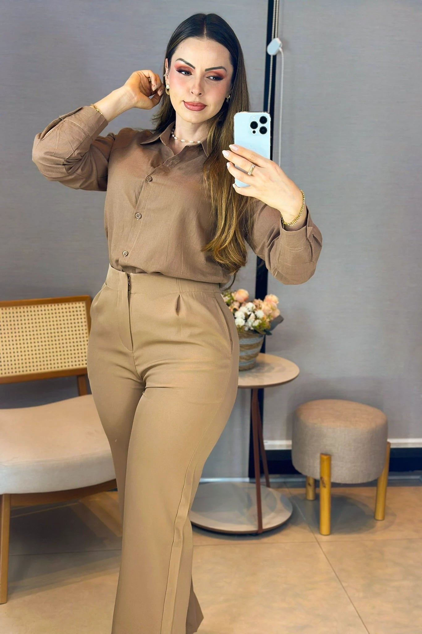 Conjunto: Camisa Manga Longa em Visco Rustic com Botões Jordana Marrom + Calça Corte Reto em Alfaiataria com Detalhe em Pregas Selena Marrom Claro