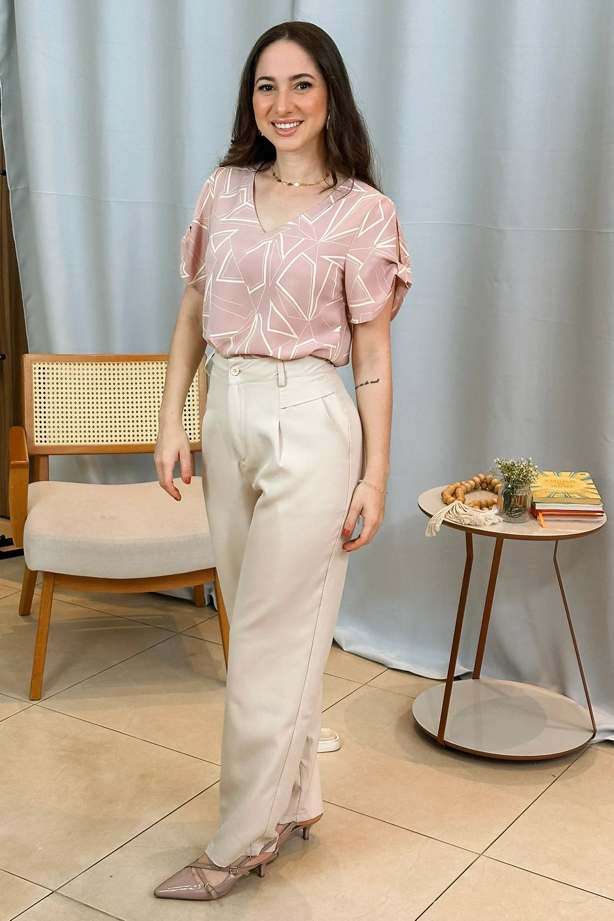 Conjunto: Blusa Manga Curta Decote "V" Crepe Classic Margot Estampada Rosa + Calça Corte Reto Alfaiataria Detalhe Bolso Adriana Esteves Creme