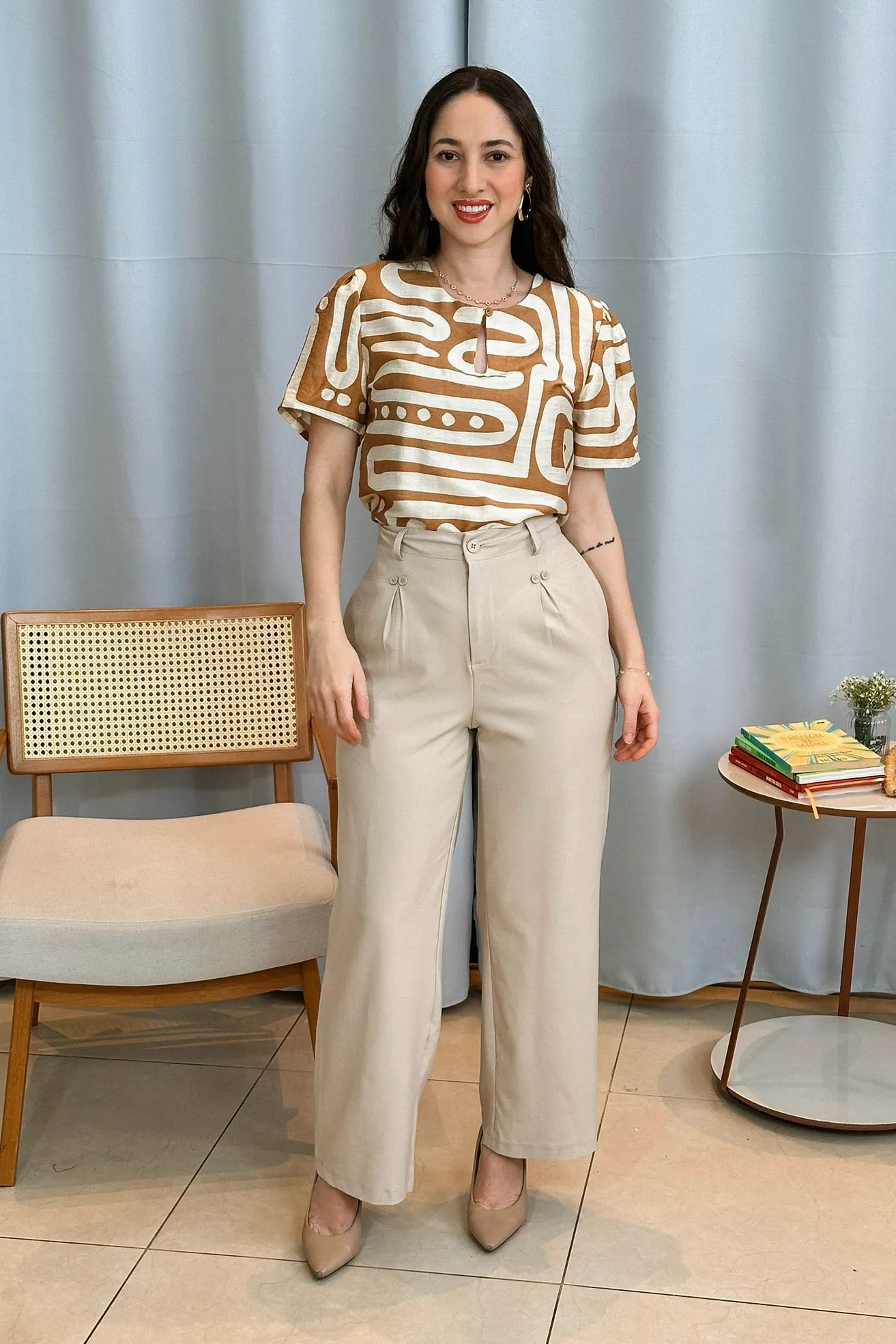 Conjunto: Blusa Manga Curta Detalhe Decote Visco Brise Mel Estampada Bege + Calça Pantalona Detalhe Botões Crepe Alfaiataria Larissa Bege