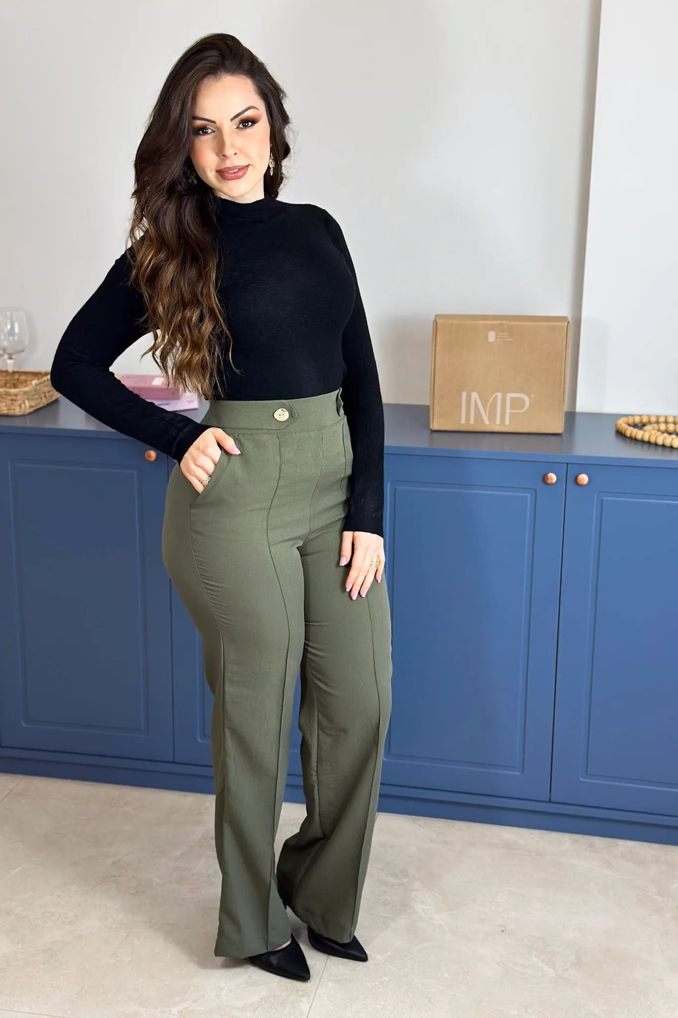 Calça Corte Reto Detalhe Botão Miranda Verde Militar