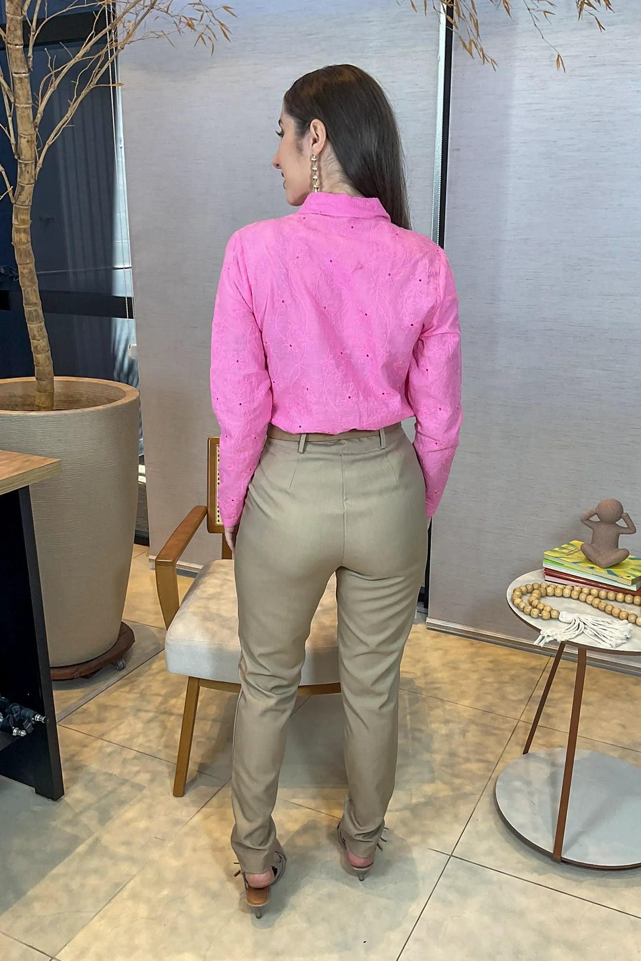 Conjunto: Camisa Em Laise Manga Longa Júlia Rosa + Calça Corte Reto Em Alfaiataria Lisse Alicia Bege