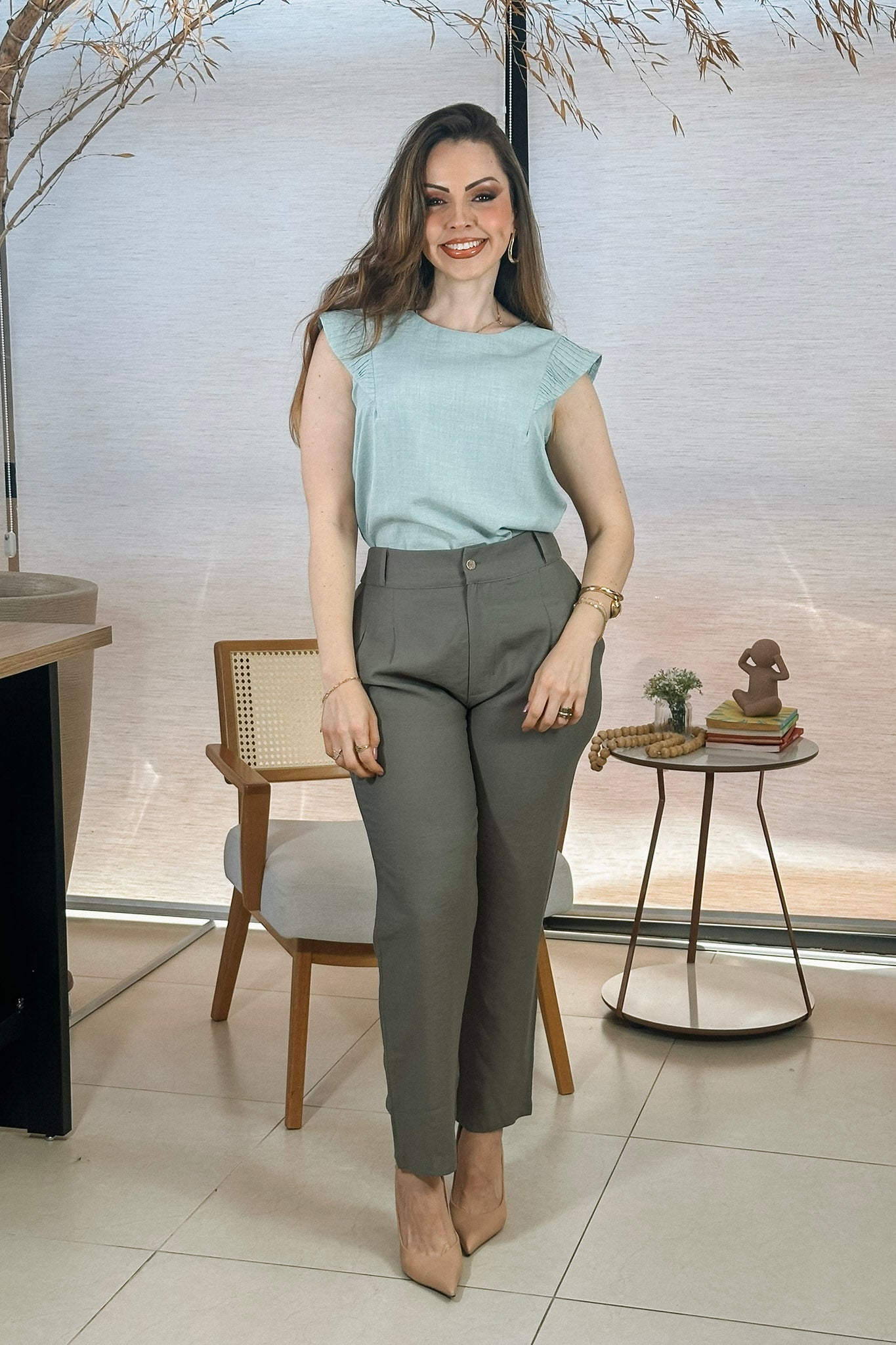 Conjunto: Blusa Regata Detalhe Babado Maísa Visco Essenza Verde + Calça Corte Reto Alfaiataria Serena Laísa Verde Militar