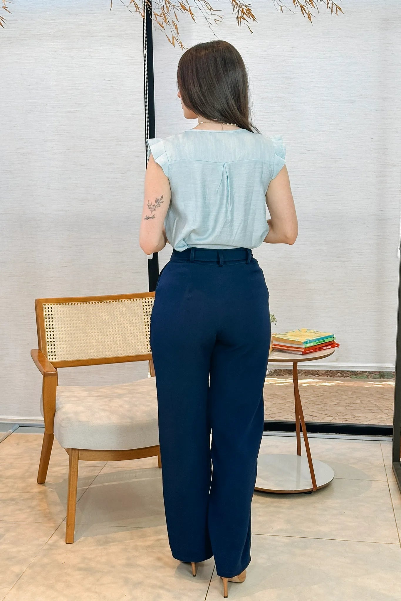 Conjunto: Blusa Babados Manga Detalhe Botão Visco Brise Yara Azul + Calça Corte Reto Detalhe Cinto Priscila Azul Marinho