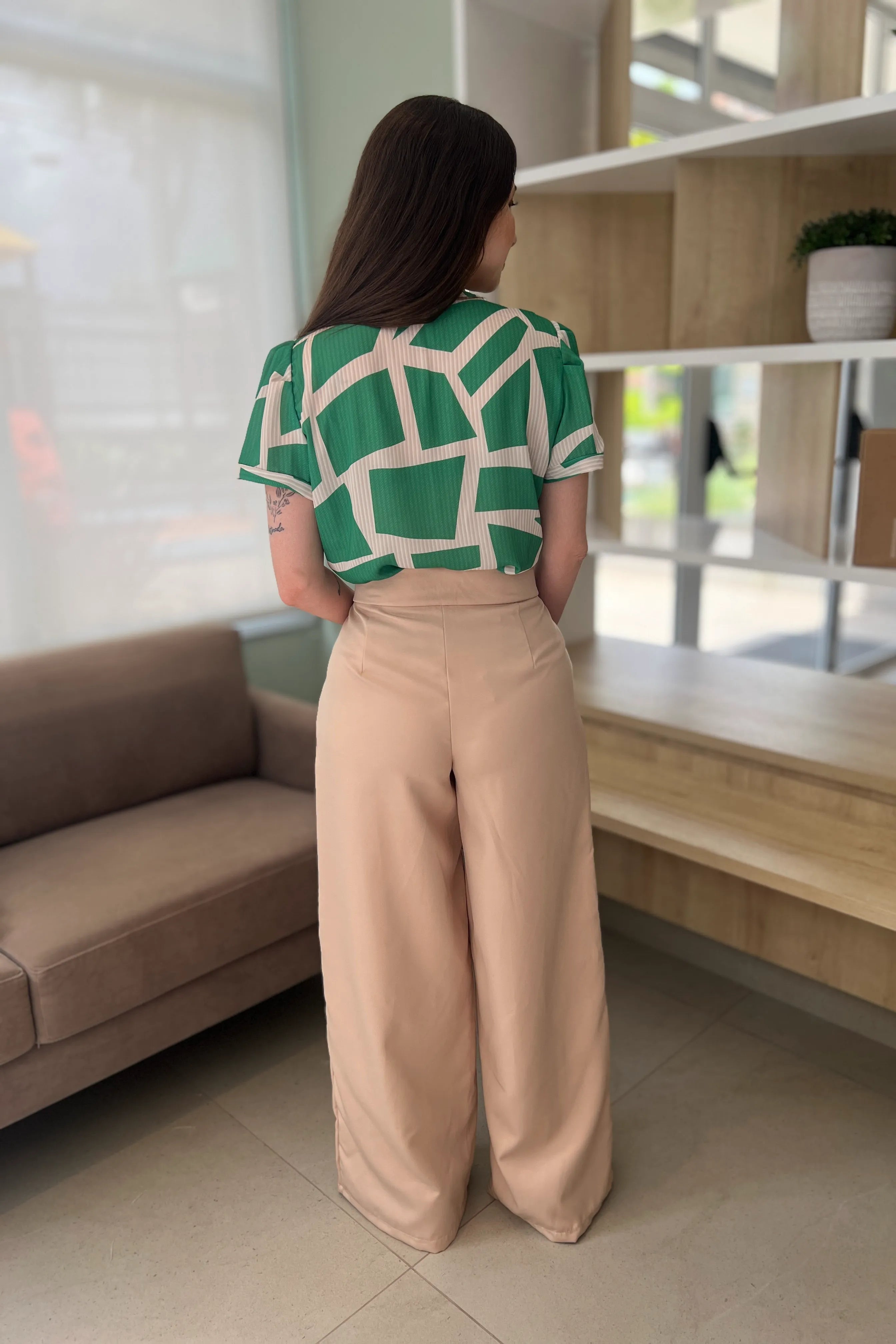 Conjunto: Blusa Manga Curta Decote "V" Paloma Geométrica Verde + Calça Pantalona Alfaiataria Mariane Bege