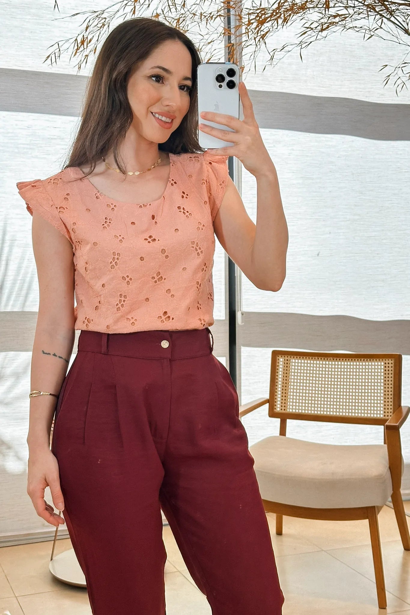 Conjunto: Blusa Regata Em Algodão Textura Bordada Laise Suzy Rose + Calça Corte Reto Alfaiataria Serena Laísa Marsala