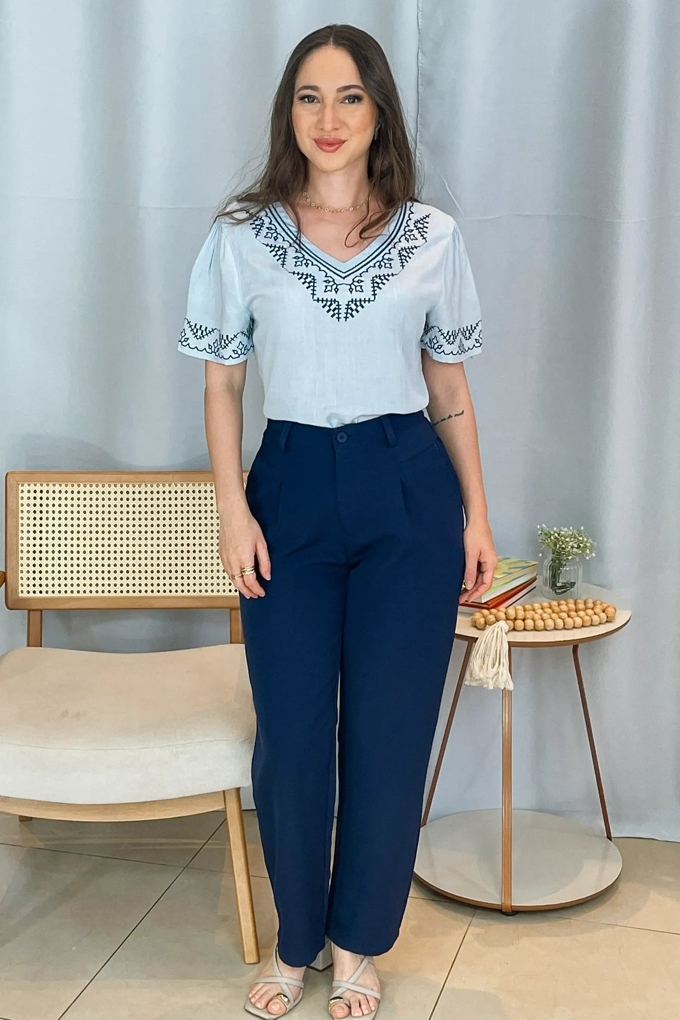 Conjunto: Blusa Manga Curta Detalhe Colo Bordado Visco Linho Jaqueline Azul + Calça Corte Reto Alfaiataria Detalhe Bolso Adriana Esteves Azul Marinho