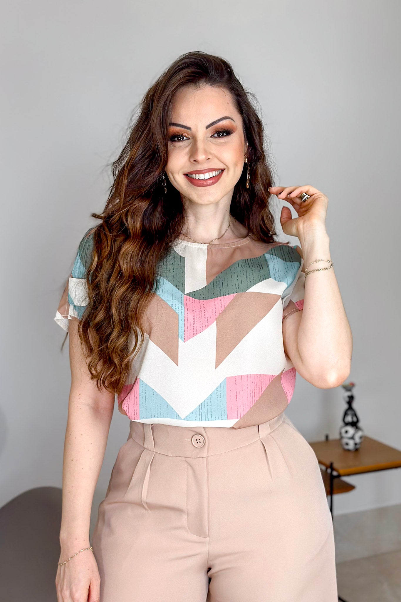 Blusa Manga Curta Estampa Geométrica Giulia Bege