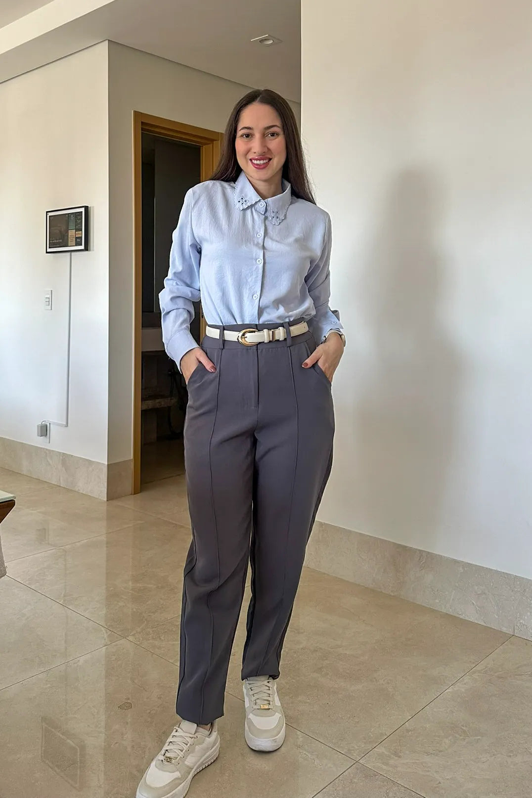 Conjunto: Camisa Manga Longa Detalhe Bordado Gola Clara Azul + Calça Corte Reto Alfaiataria Botão Duplo Pietra Cinza