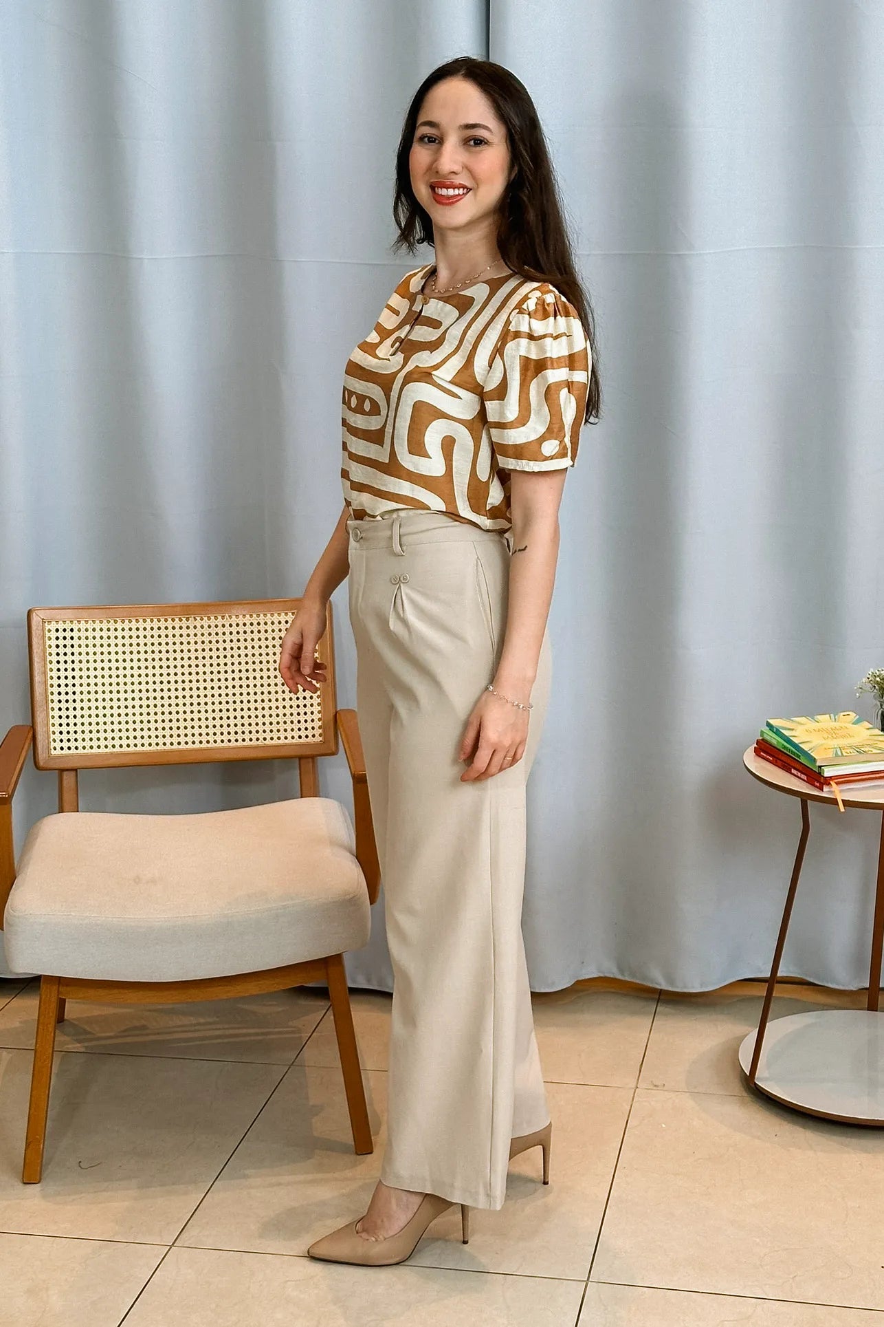 Conjunto: Blusa Manga Curta Detalhe Decote Visco Brise Mel Estampada Bege + Calça Pantalona Detalhe Botões Crepe Alfaiataria Larissa Bege