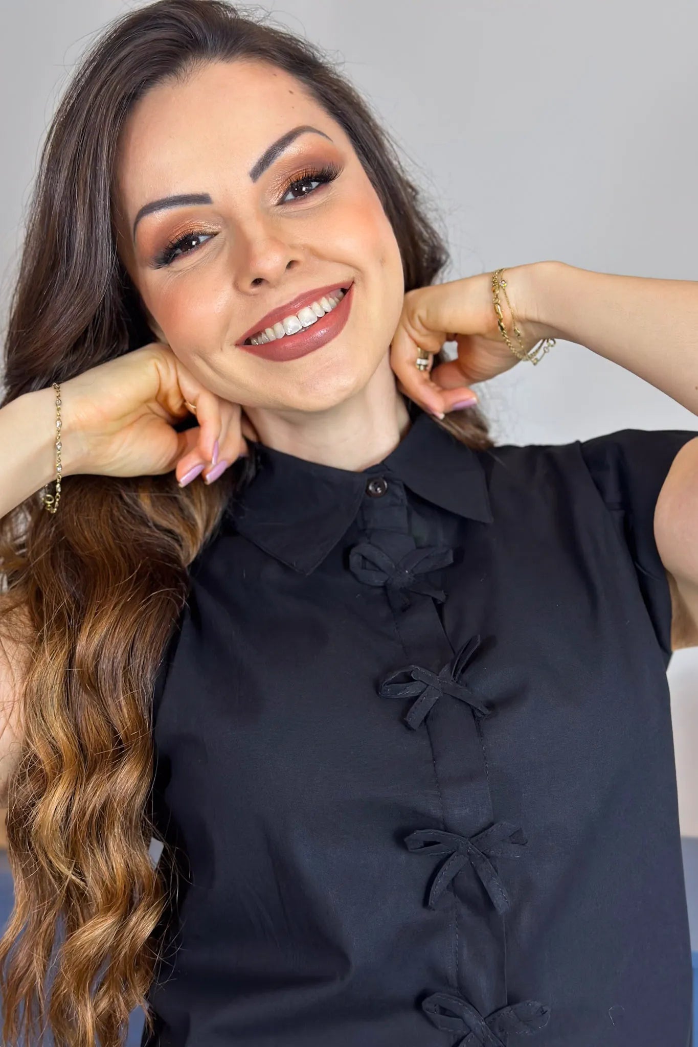 Camisa Manga Curta Detalhe Laço Thamires Preta