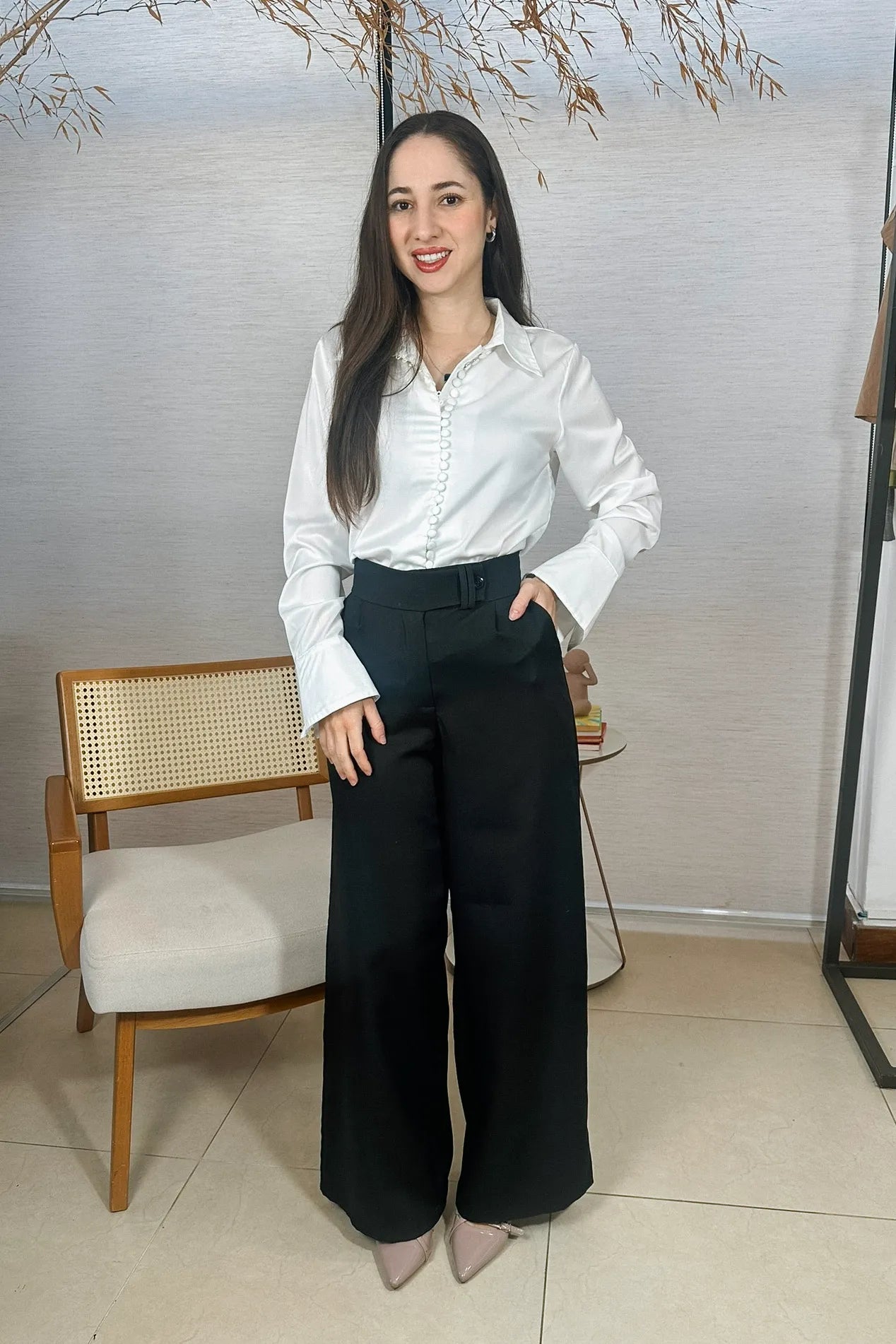 Conjunto: Camisa Manga Longa Classic Acetinado Detalhe Botões Silmara Branca + Calça Pantalona Alfaiataria Mariane Preta