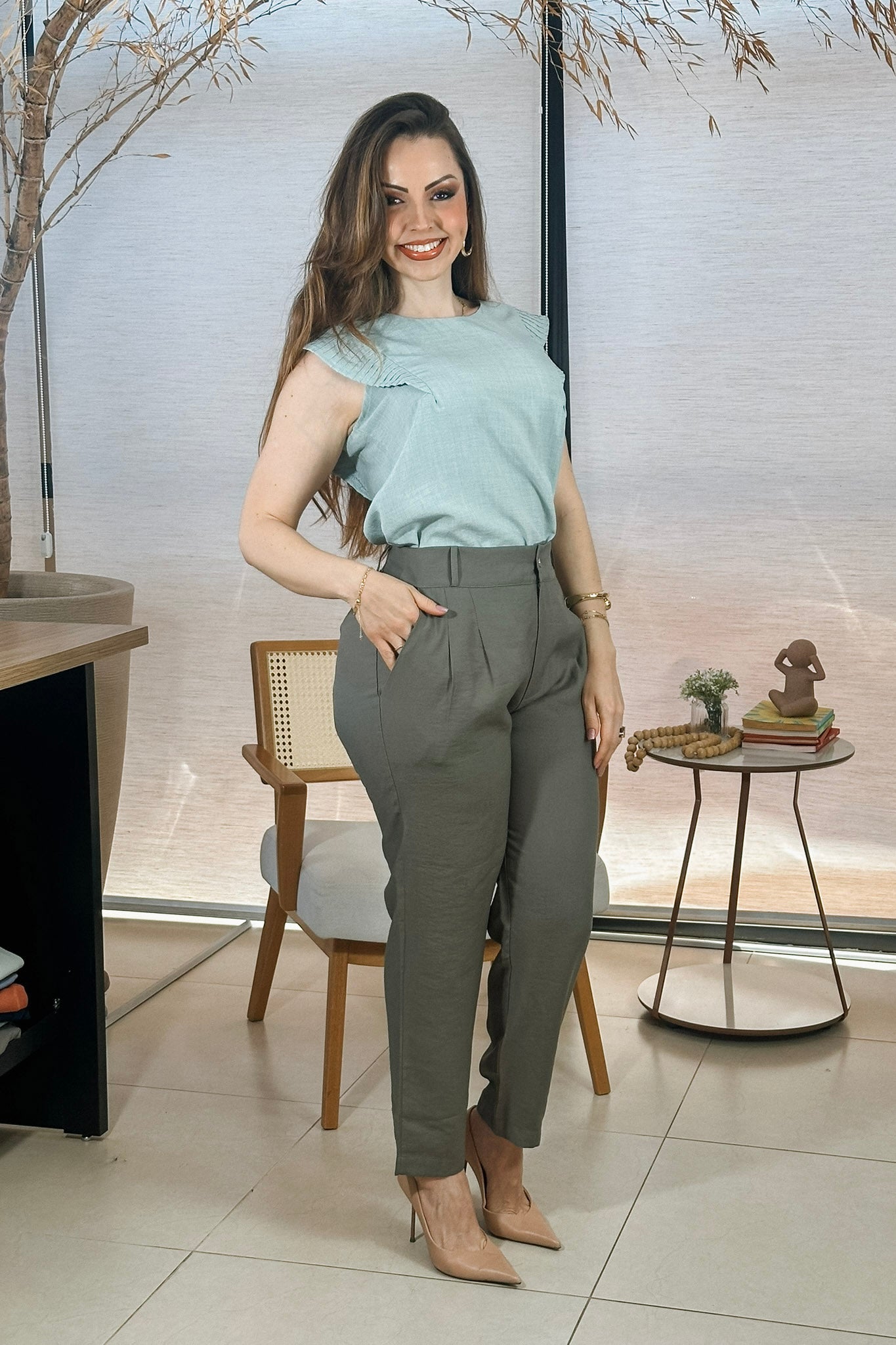 Conjunto: Blusa Regata Detalhe Babado Maísa Visco Essenza Verde + Calça Corte Reto Alfaiataria Serena Laísa Verde Militar