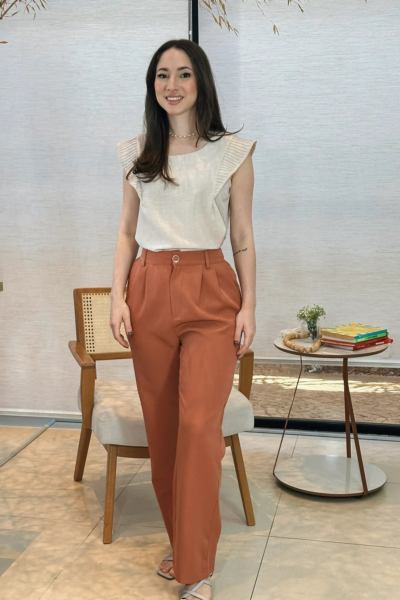 Conjunto: Blusa Regata Detalhe Babado Maísa Visco Essenza Bege + Calça Pantalona Crepe Milano Detalhe Botão Encapado Elena Terracota