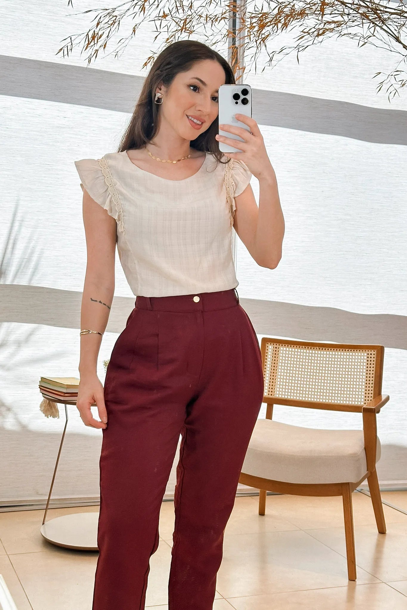 Conjunto: Blusa Detalhe Bordado Manga Soft Cotton Selena Bege + Calça Corte Reto Alfaiataria Serena Laísa Marsala