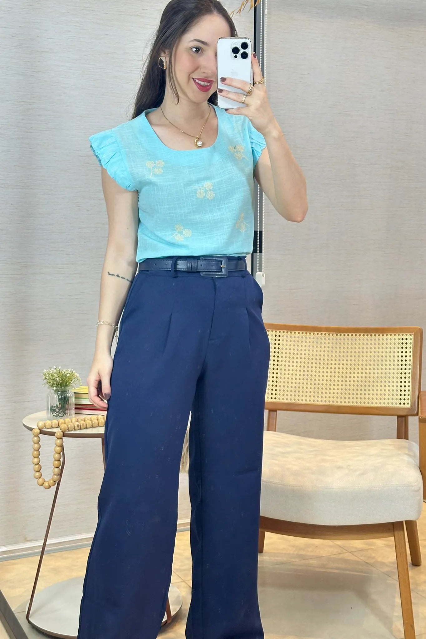 Conjunto: Blusa Manga Curta Em Algodão Textura Laise Michelle Azul Claro + Calça Corte Reto Detalhe Cinto Priscila Azul Marinho