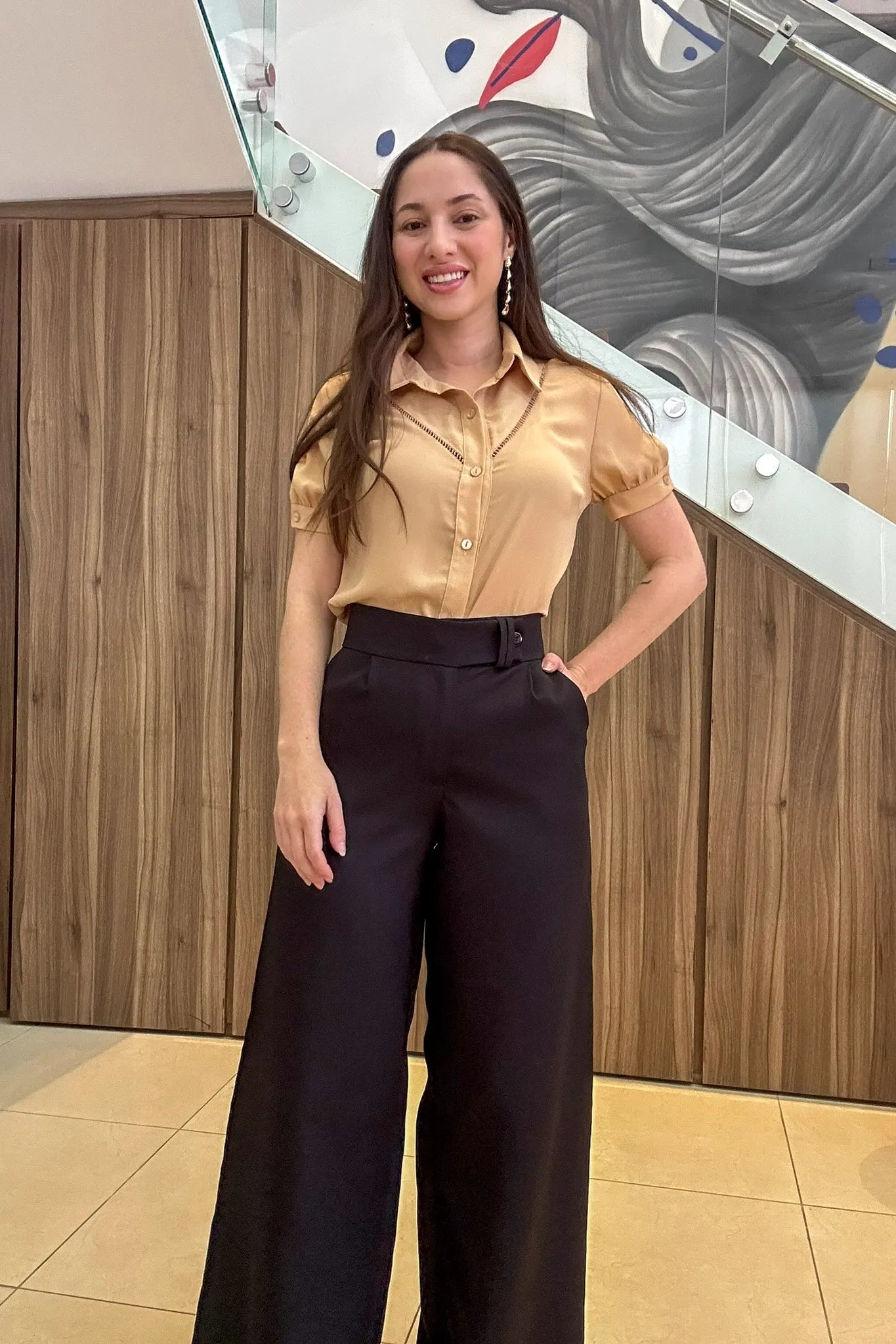Conjunto: Camisa Em Crepe Detalhe Frente Suzana Bege + Calça Pantalona Alfaiataria Mariane Preta