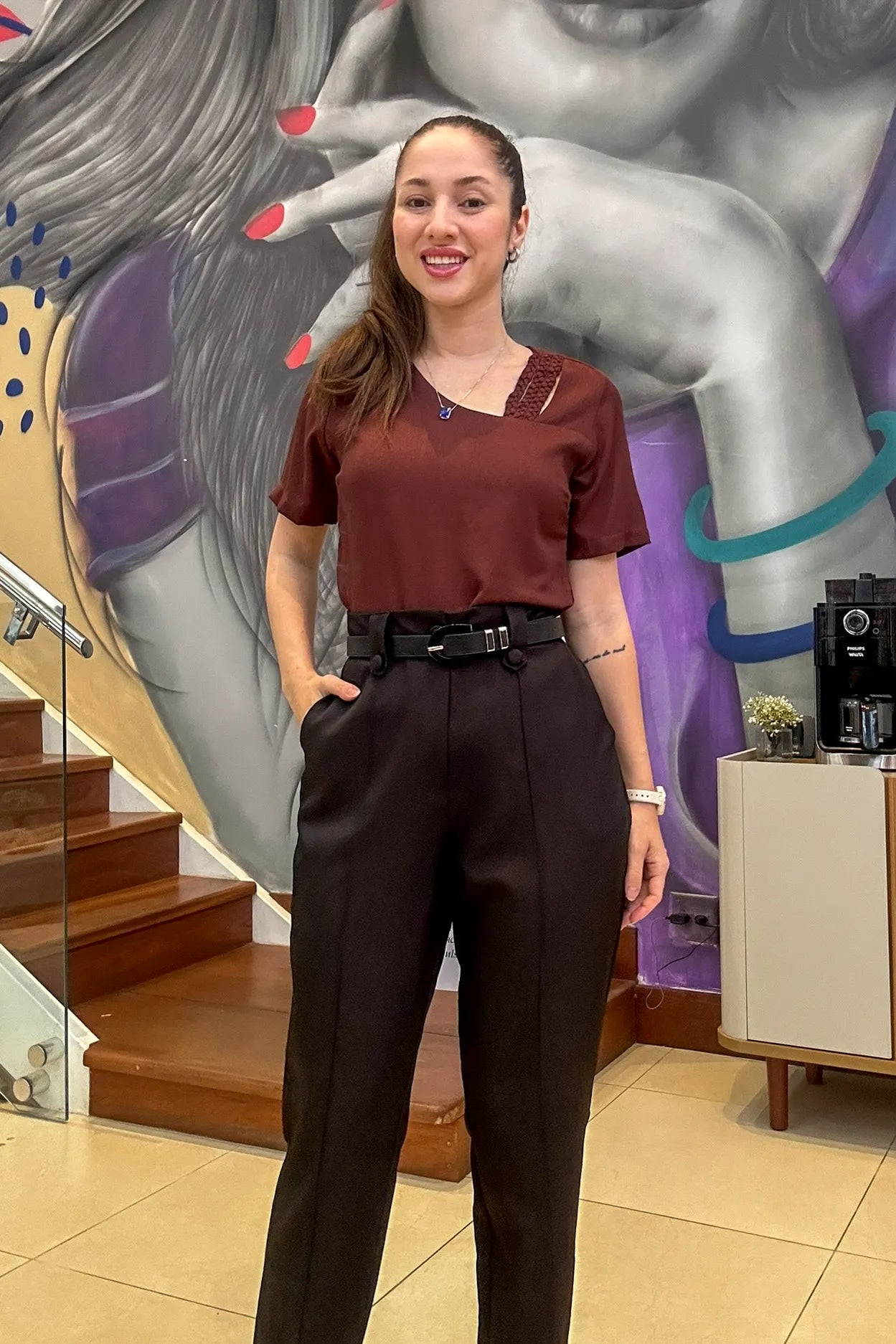 Conjunto: Blusa Manga Curta Visco Soft Decote Assimétrico Trançado Lara Marrom + Calça Corte Reto Em Alfaiataria Verona Detalhe Botão Sofia Preta