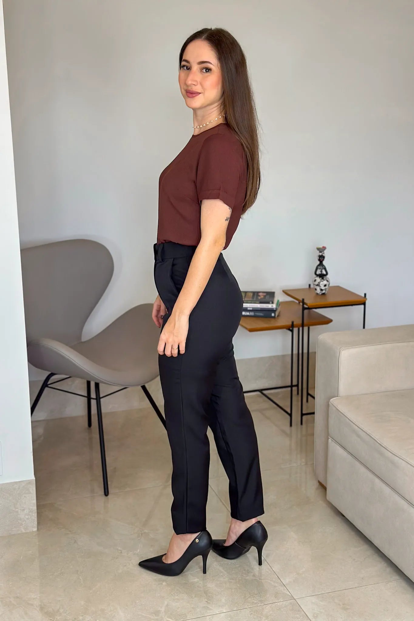 Conjunto: Blusa Manga Curta Em Visco Soft Recorte Costa Detalhe Ondulado Julieta Marrom + Calça Corte Reto Em Alfaiataria Lisse Alicia Preta