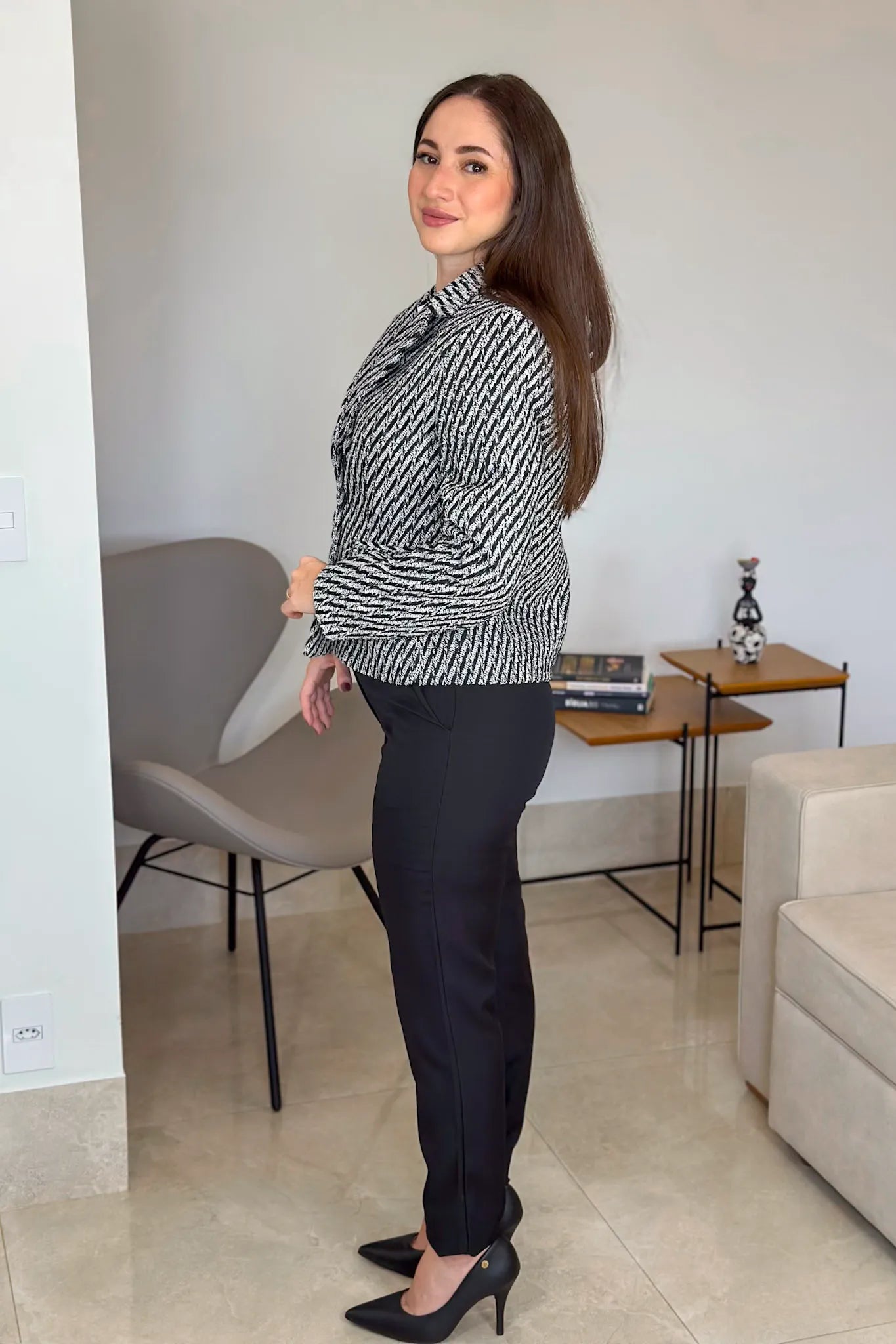 Conjunto: Blusa Regata em Poly Silk Detalhe Pregas Colo Lorrana Branca + Calça Corte Reto Em Alfaiataria Lisse Alicia Preta + Casaco Clássico Em Chevron Madalena Estampado Preto