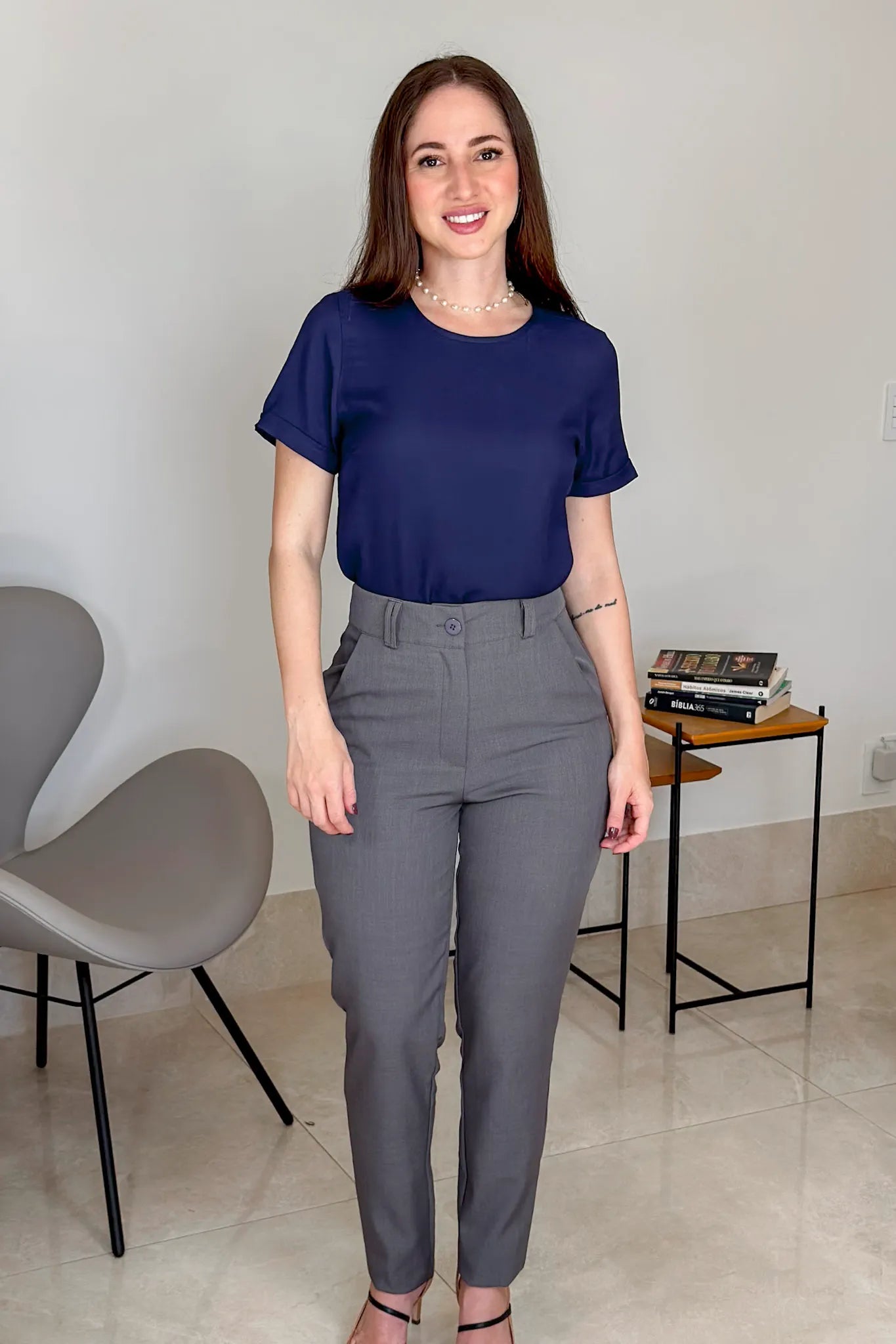 Conjunto: Blusa Manga Curta Em Visco Soft Recorte Costa Detalhe Ondulado Julieta Azul Marinho + Calça Corte Reto Em Alfaiataria Lisse Alicia Cinza