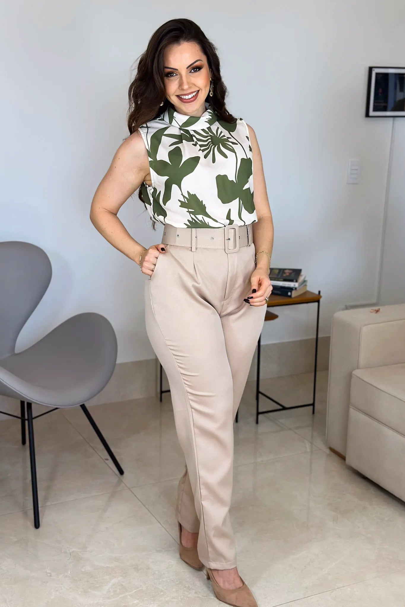 Conjunto: Blusa Regata Gola Alta Aline Estampada Verde + Calça Cenoura Cinto Encapado Bege