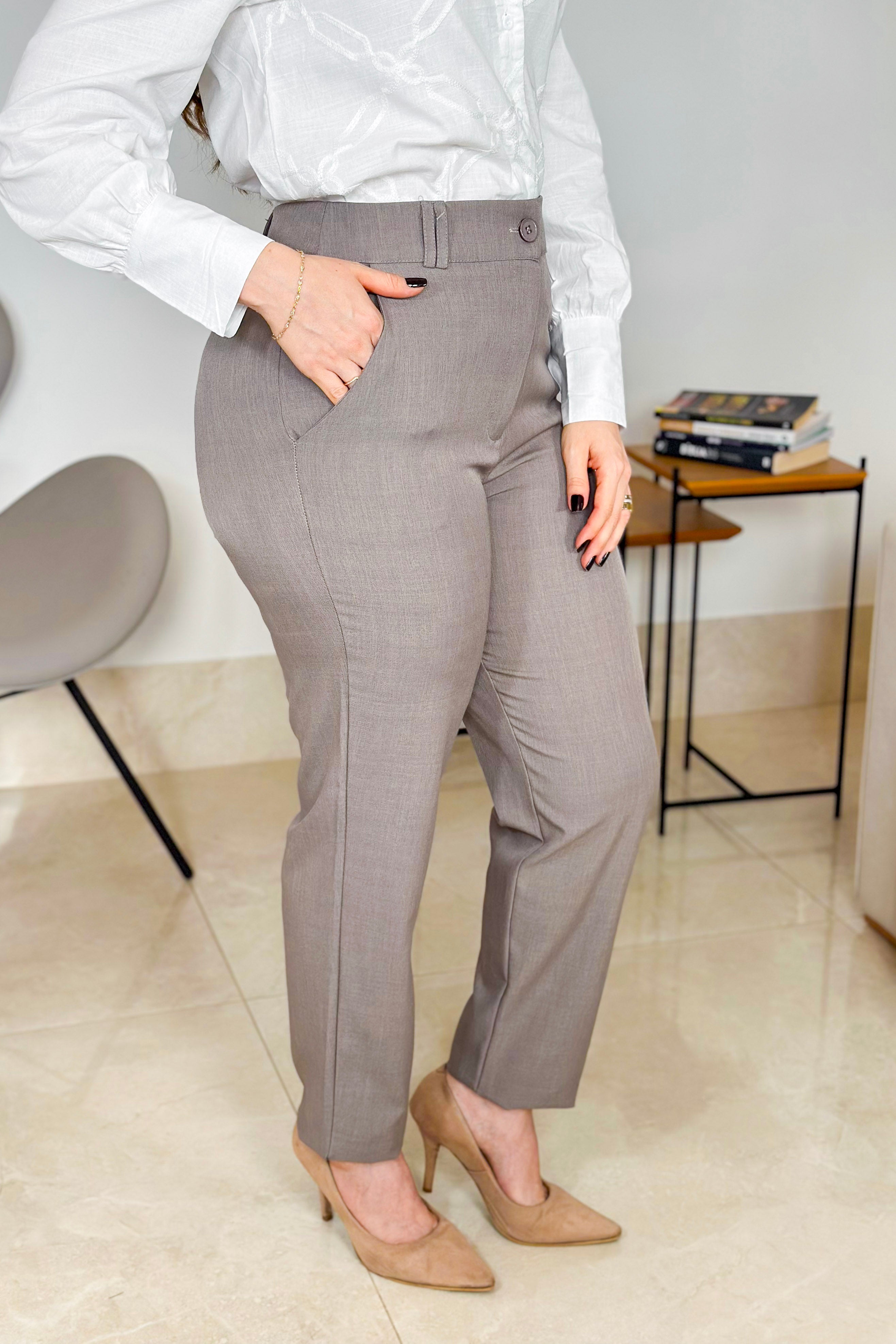 Calça Corte Reto Em Alfaiataria Alicia Caqui