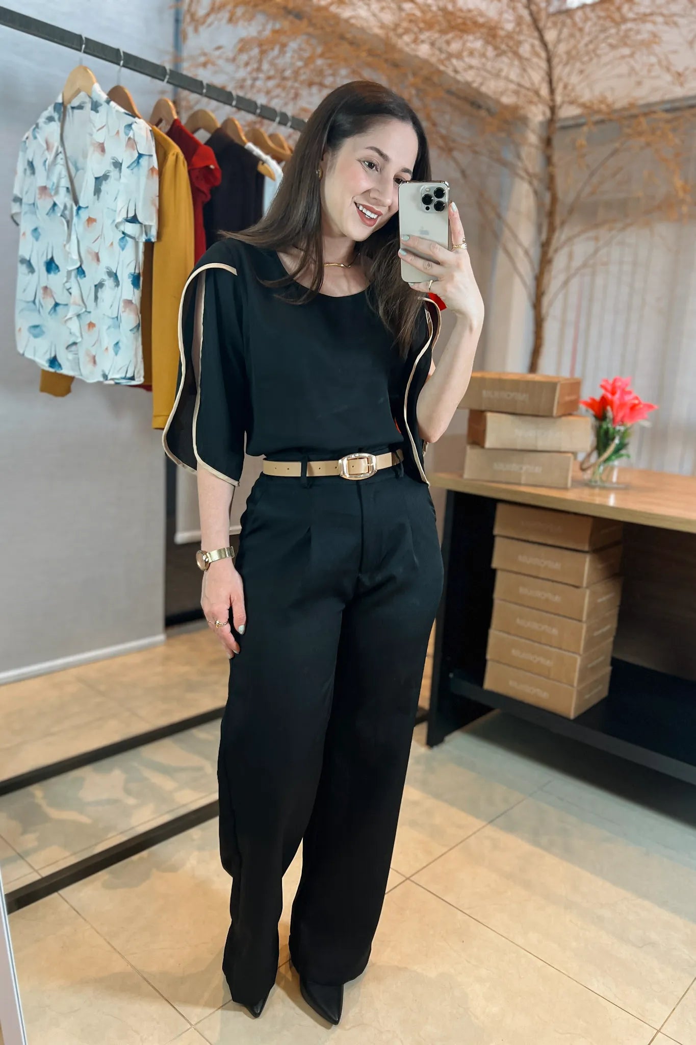 Conjunto: Blusa Lisa Abertura Manga Virgínia Preta + Calça Pantalona Clochard Detalhe Cós Melissa Preta