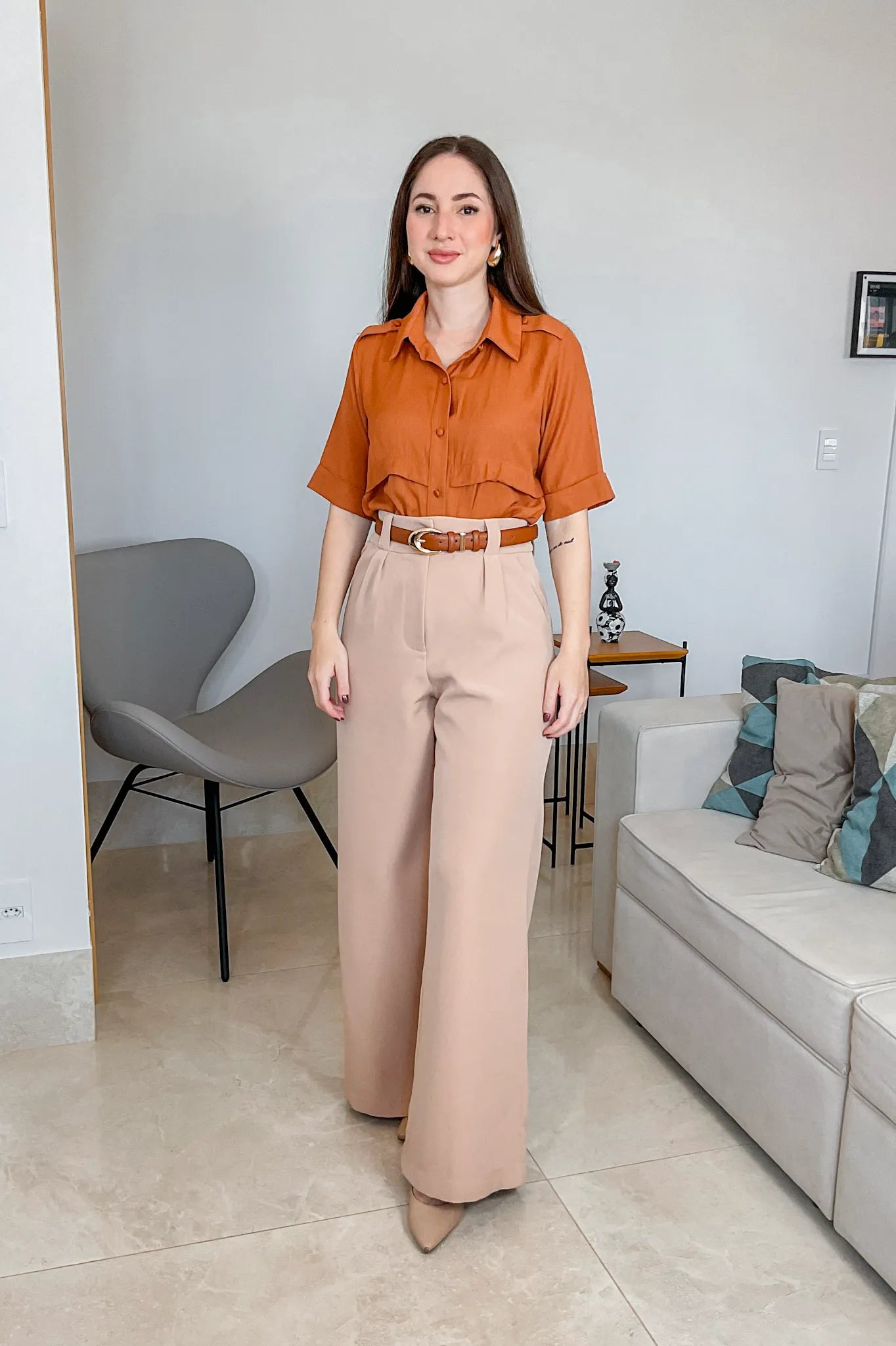 Conjunto: Camisa Manga Curta Visco Soft Detalhe Ombro Elis Marrom + Calça Pantalona Detalhe Passador Marina Bege