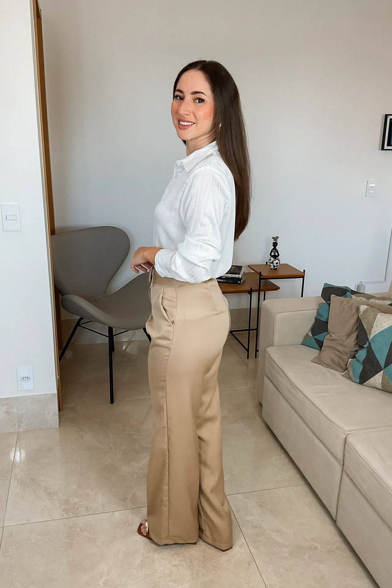 Conjunto: Camisa Manga Longa Em Textura Alexandra Branca + Calça Corte Reto Detalhe Cinto Priscila Bege