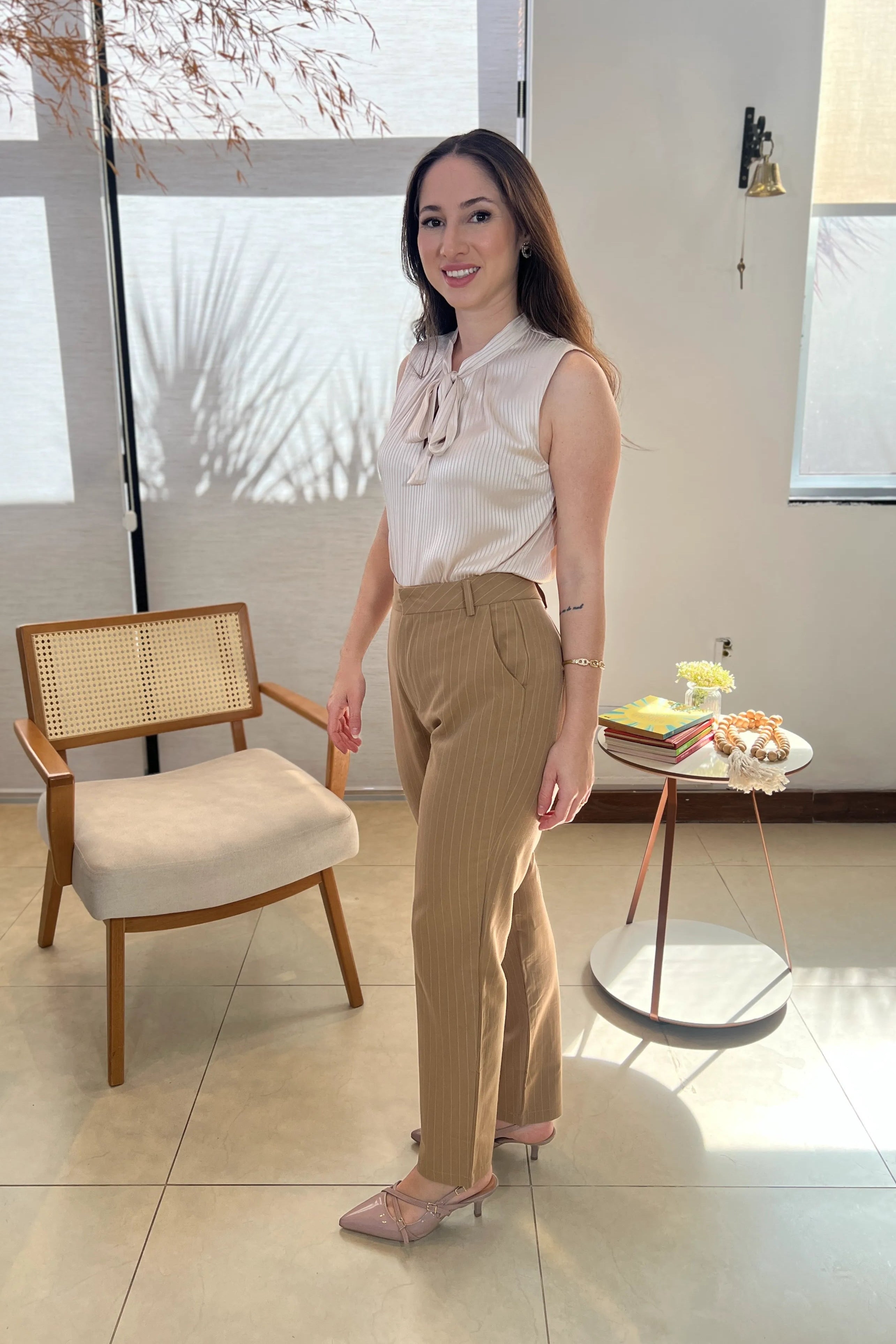 Conjunto: Blusa Regata Detalhe Crepe Acetinado Laço Natacha Bege + Calça Corte Reto Alfaiataria Essential Risca de Giz Luiza Bege