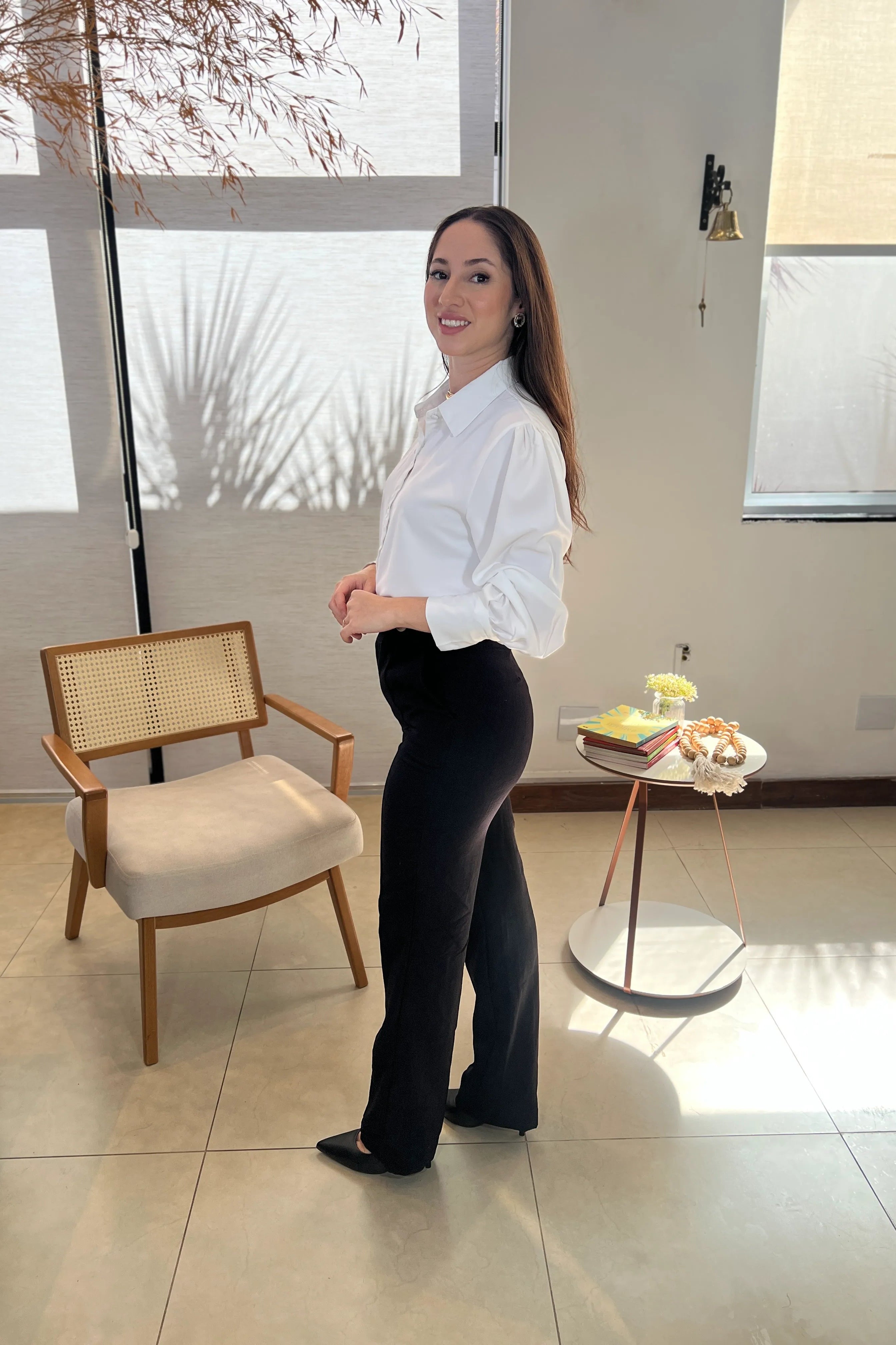 Conjunto: Camisa Manga Longa Classic Natalia Branca + Calça Corte Reto Detalhe Botão Miranda Preta