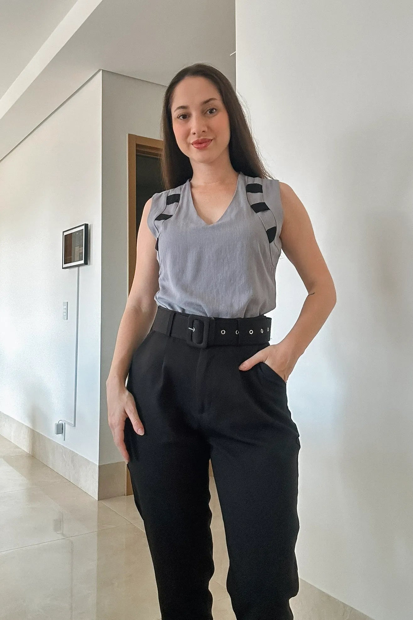 Conjunto: Blusa Regata Em Visco Soft Livia Cinza + Calça Cinto Encapado Cenoura Preta