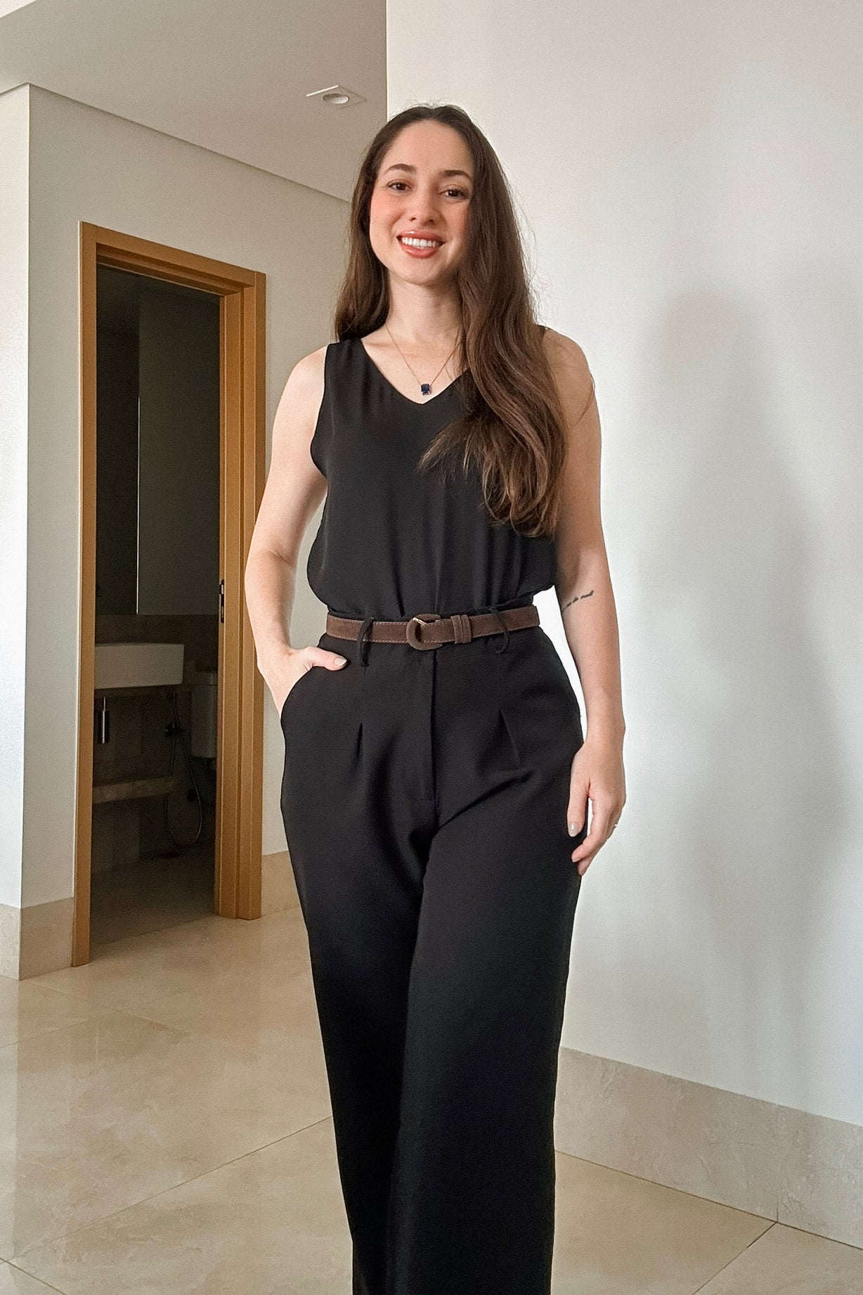 Conjunto: Blusa Regata Lisa Decote "V" Sabrina Preta + Calça Corte Reto Detalhe Cinto Priscila Preta