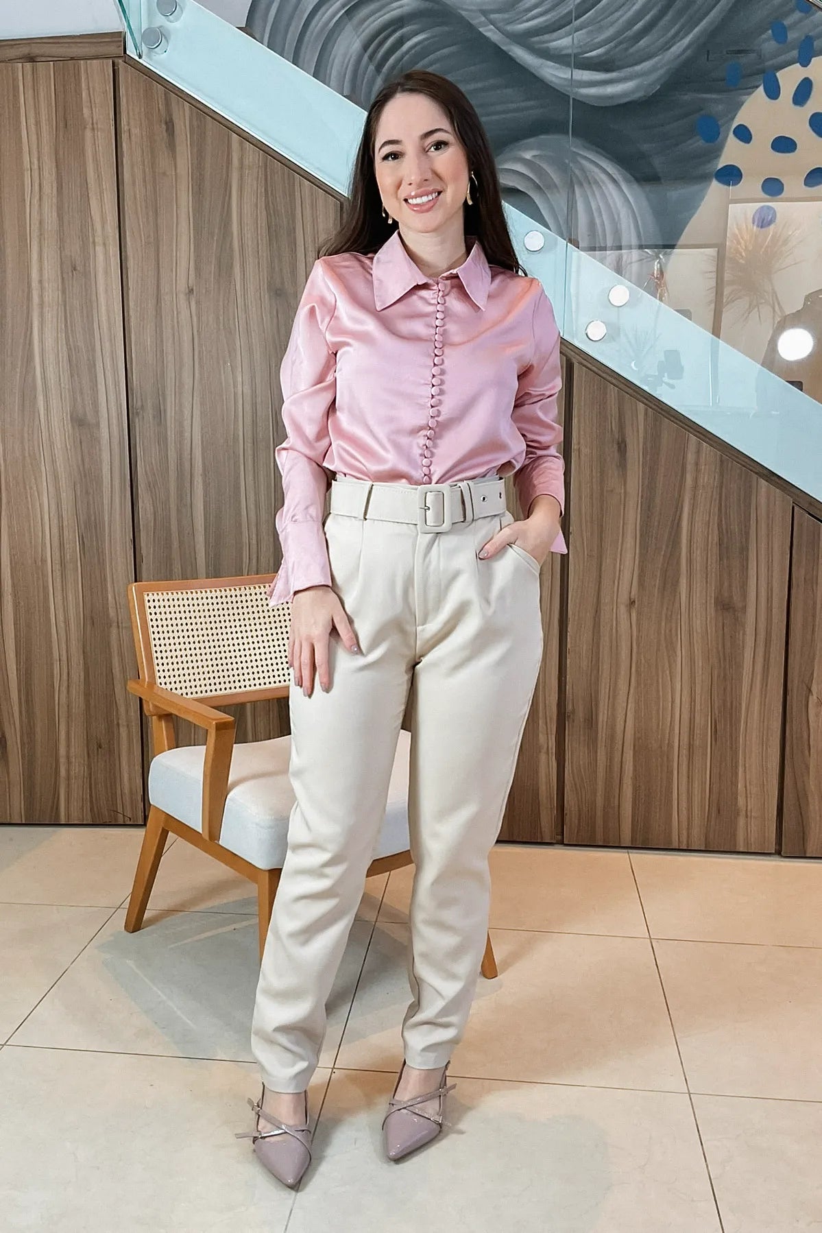 Conjunto: Camisa Manga Longa Classic Acetidado Detalhe Botões Silmara Rosa + Calça Cenoura Cinto Encapado Bege