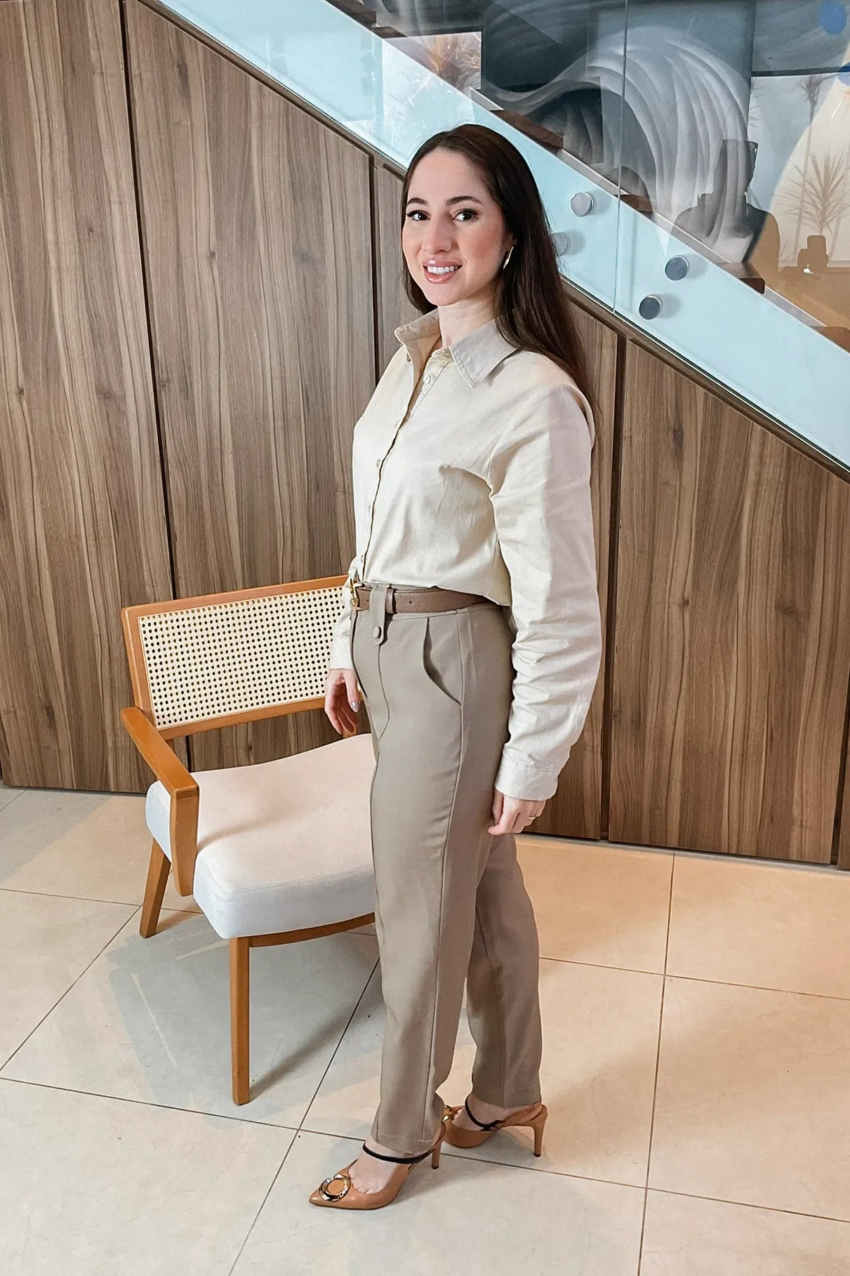 Conjunto: Camisa Manga Longa Cotton Premium Marisa Bege + Calça Corte Reto Em Alfaiataria Verona Detalhe Botão Sofia Bege
