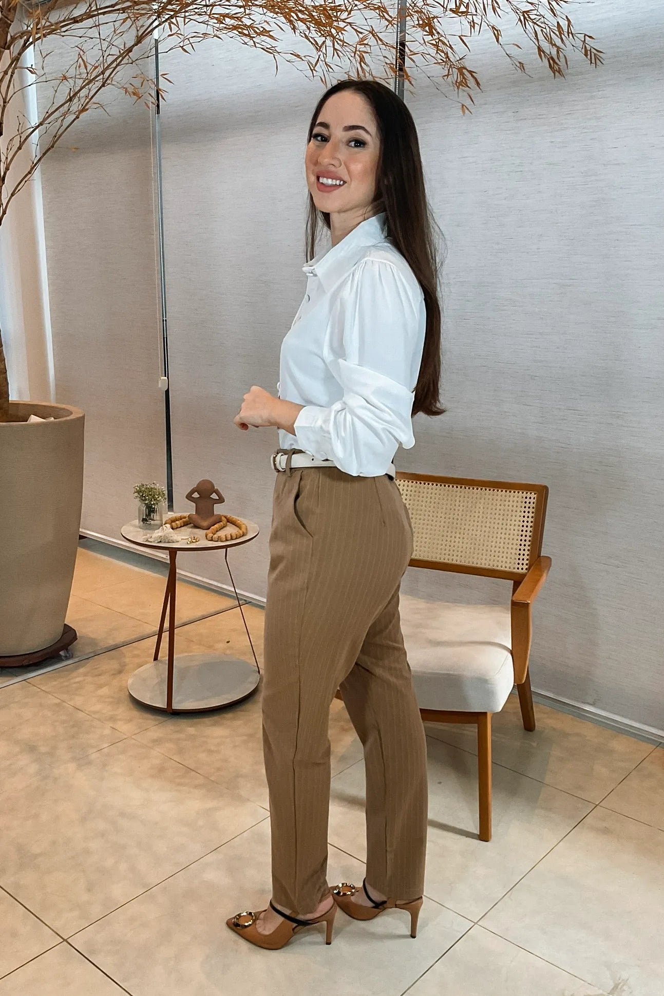 Conjunto: Camisa Manga Longa Lisa Gabriela Branca + Calça Corte Reto Alfaiataria Essential Risca de Giz Luiza Bege