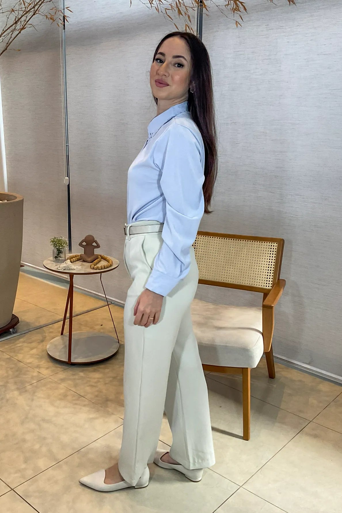 Conjunto: Camisa Manga Longa Detalhe Bordado Gola Clara Azul + Calça Pantalona Corte Reto Maitê Bege