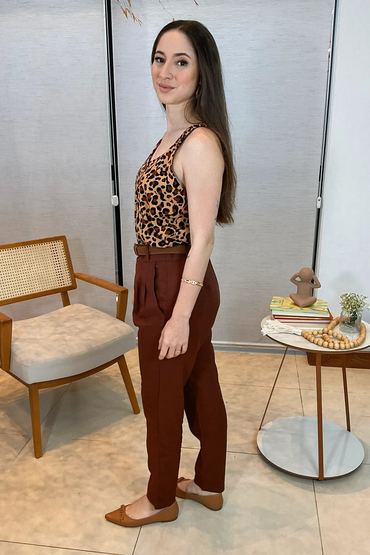 Conjunto: Blusa Regata Viscose Detalhe Alça Isis Estampada Marrom + Calça Corte Reto Em Alfaiataria Lisse Alicia Marrom