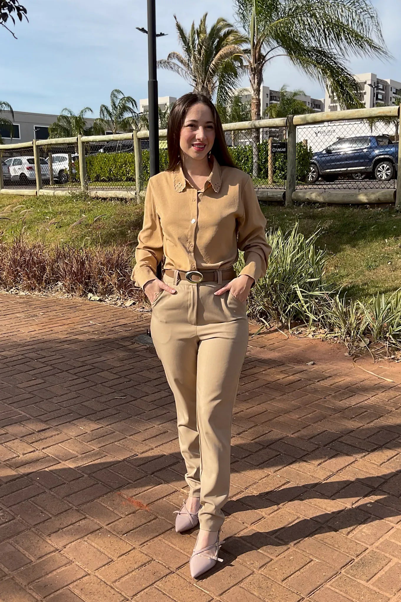 Conjunto: Camisa Manga Longa Detalhe Bordado Gola Clara Bege + Calça Corte Reto Em Alfaiataria Lisse Alicia Bege