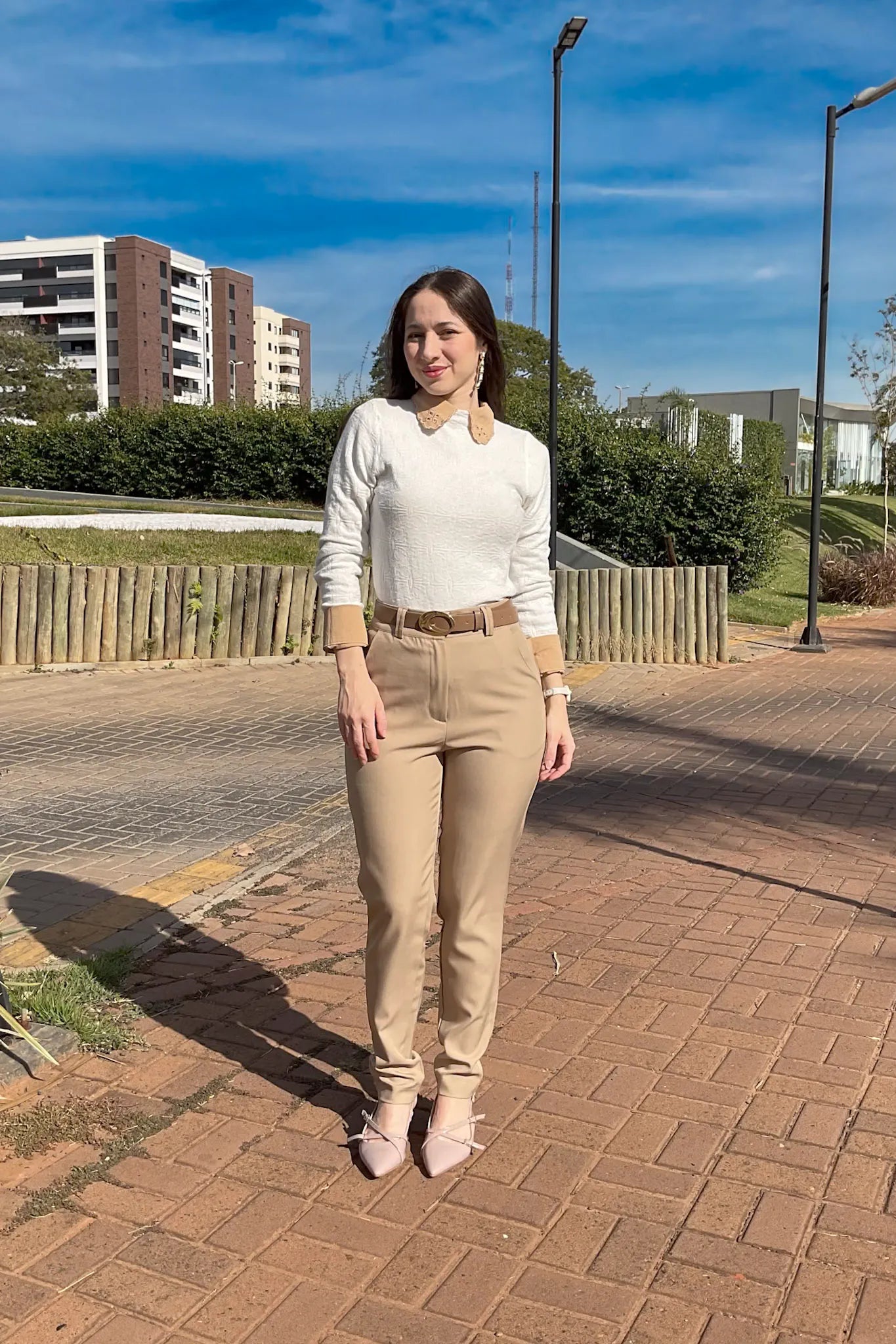 Conjunto: Camisa Manga Longa Detalhe Bordado Gola Clara Bege + Blusa Manga Longa Em Tricot Cotton Margaret Branco + Calça Corte Reto Em Alfaiataria Lisse Alicia Bege