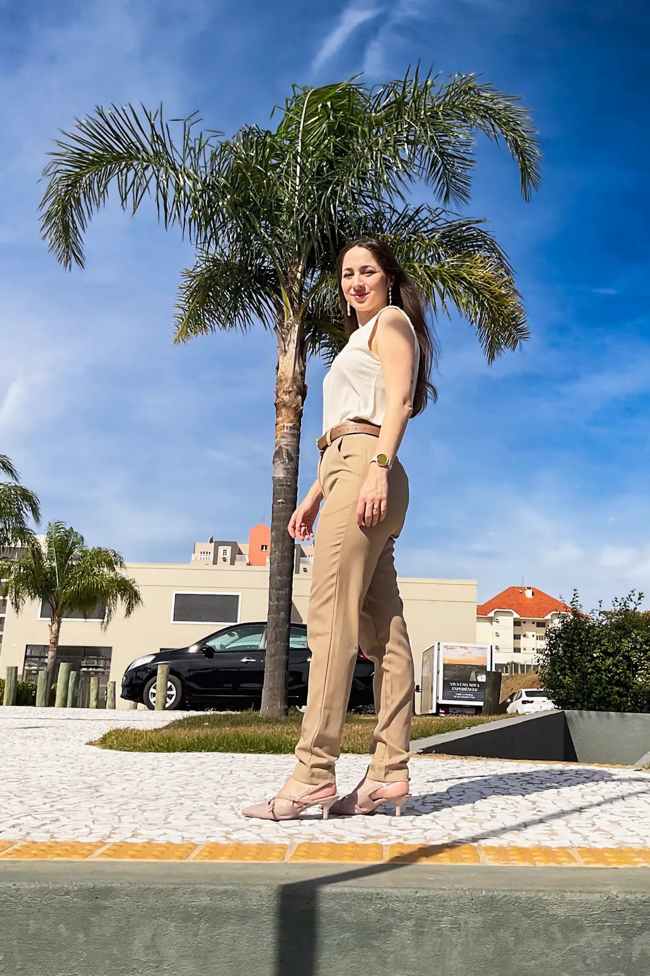 Conjunto: Blusa Regata Detalhe Bordado em Cotton Cloe Creme + Calça Corte Reto Em Alfaiataria Lisse Alicia Bege
