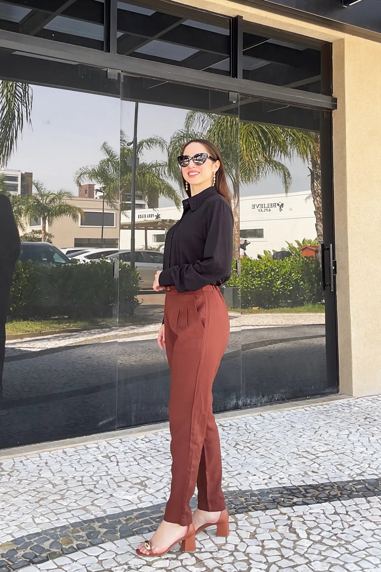 Conjunto: Camisa Manga Longa Detalhe Bordado Gola Clara Preta + Calça Corte Reto Alfaiataria Serena Laísa Marrom