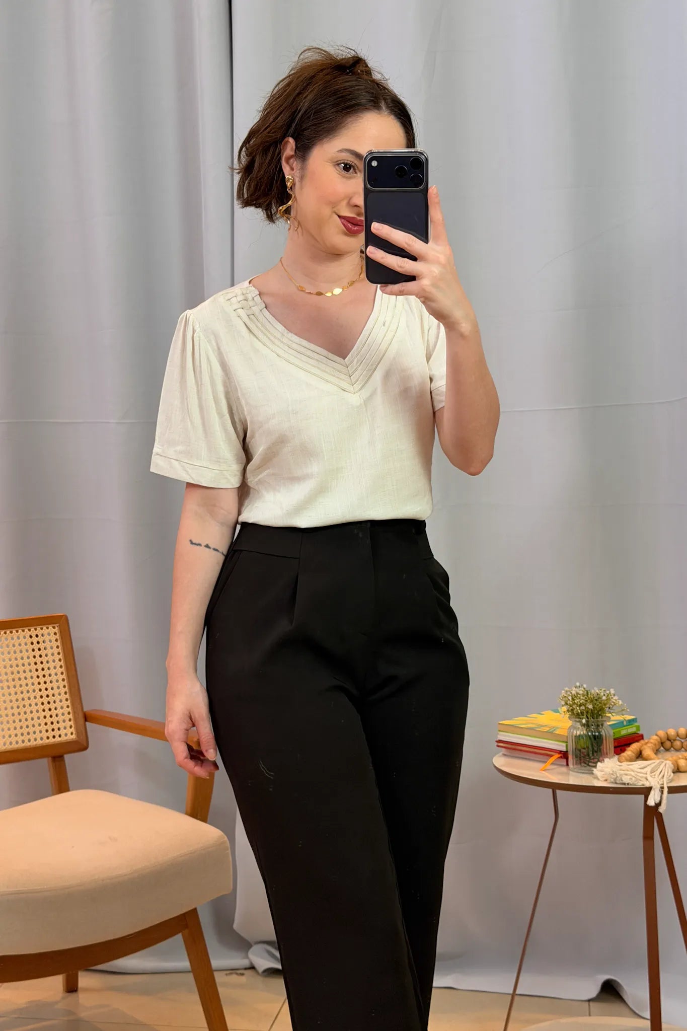 Conjunto: Blusa Manga Curta Detalhe Decote "V" Visco-Linho Marília Off White + Calça Corte Reto Alfaiataria Detalhe Bolso Adriana Esteves Preta