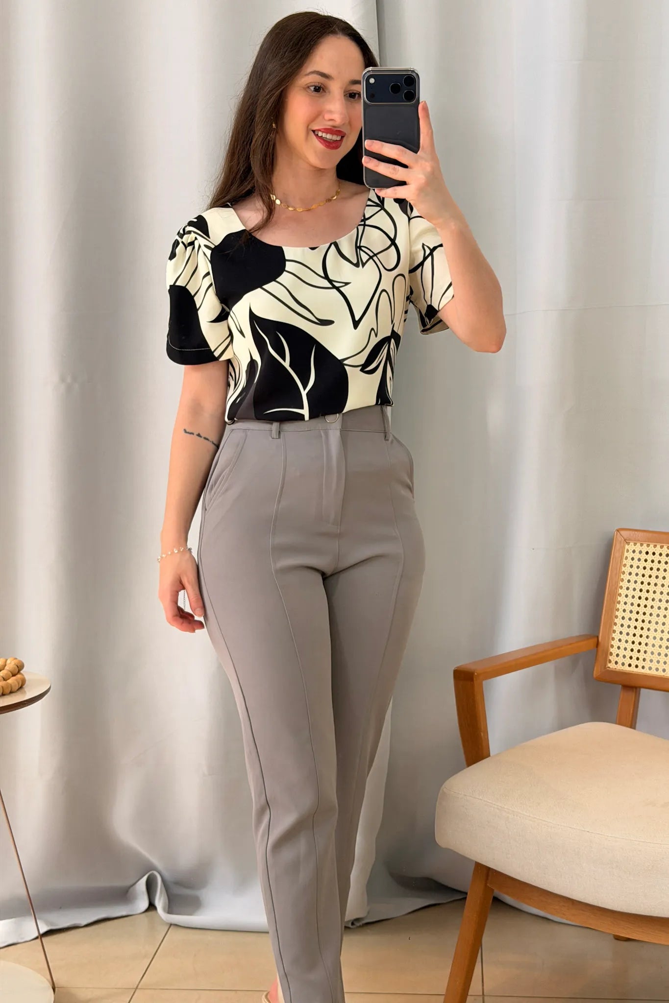 Conjunto: Blusa Manga Detalhe Botão Crepe Classic Suelen Estampada Preta + Calça Corte Reto Detalhe Friso Crepe Milano Eliana Bezerra Cinza