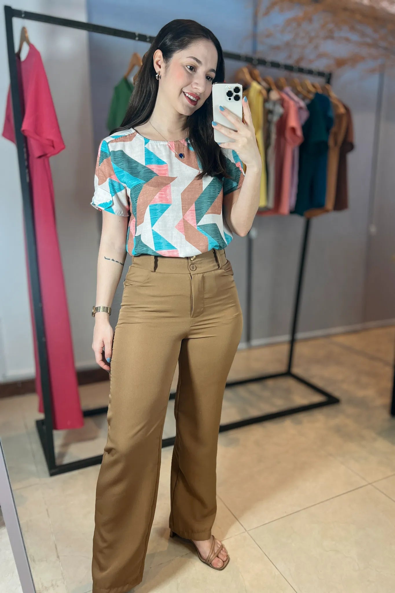 Conjunto: Blusa Manga Curta Estampa Geométrica Giulia Bege + Calça Alfaiataria Corte Reto Ana Julia Marrom