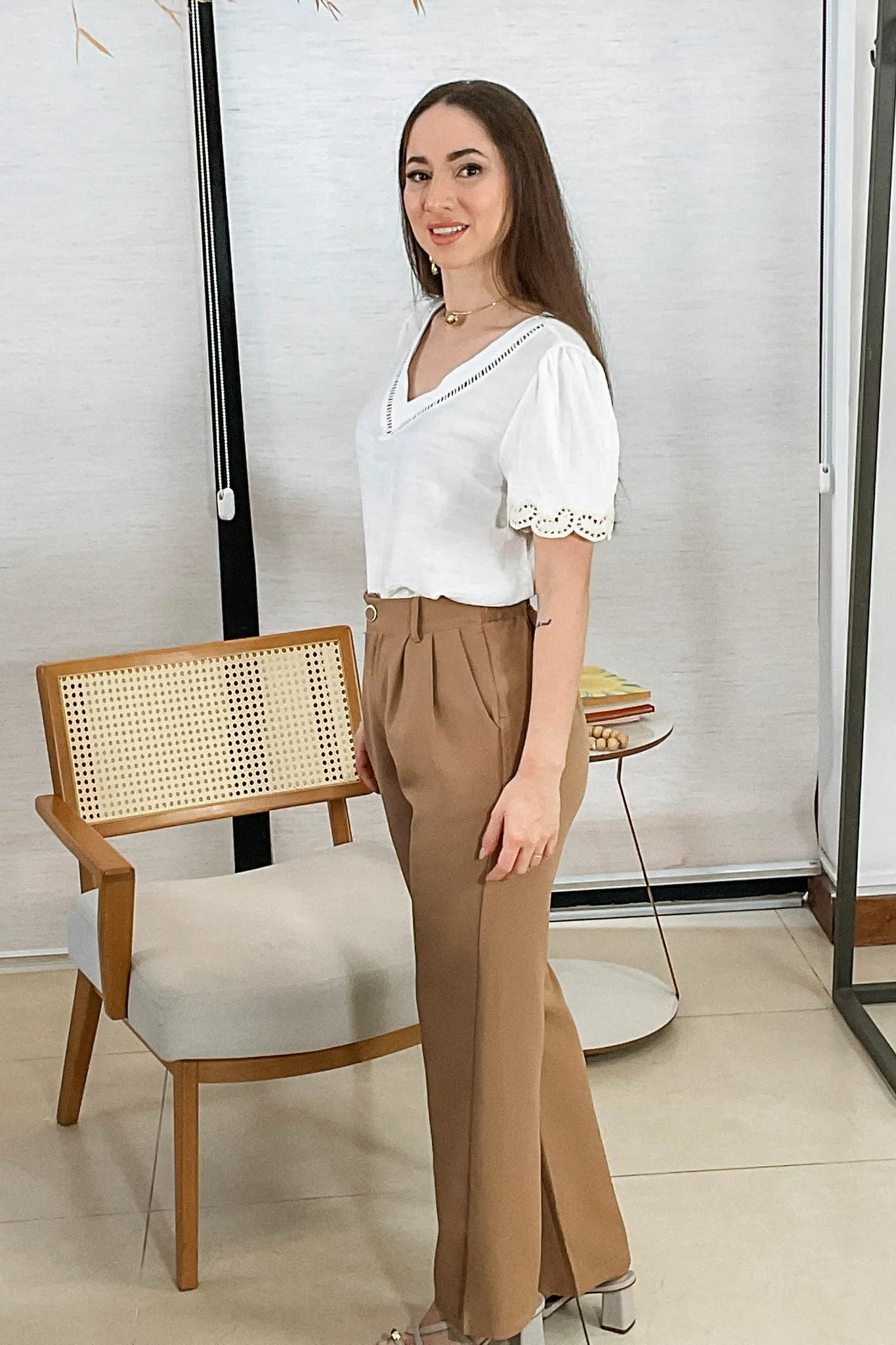 Conjunto: Blusa Manga Curta Detalhe Decote “V” Visco Essenza Elen Branca + Calça Pantalona Crepe Milano Detalhe Botão Encapado Elena Marrom