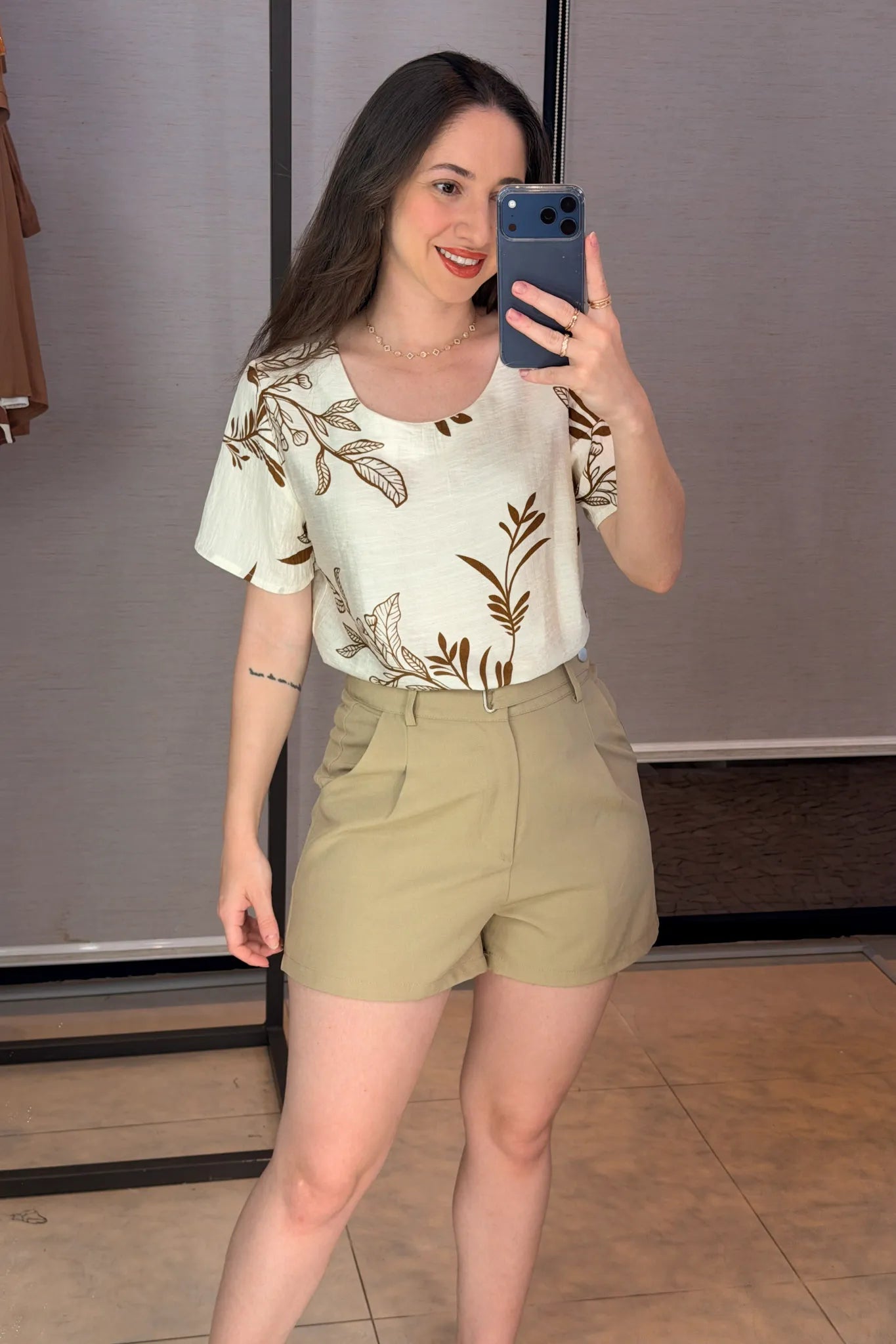 Conjunto: Blusa Manga Curta Visco Brise Telma Estampa Folhagem Branca + Shorts Detalhe Fivela Metálica Alfaiataria Lux Eliane Verde