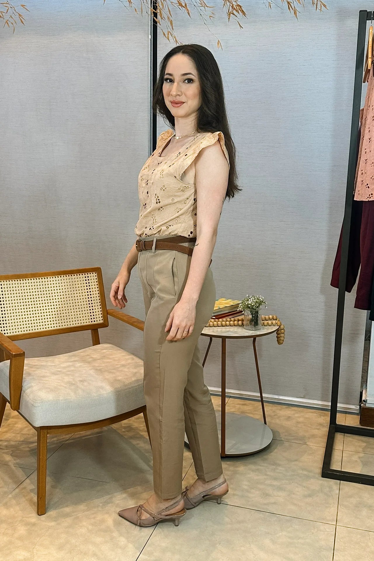 Conjunto: Blusa Regata Em Algodão Textura Bordada Laise Suzy Bege + Calça Corte Reto Detalhe Botão Encapado Em Crepe Milano Maria Bege