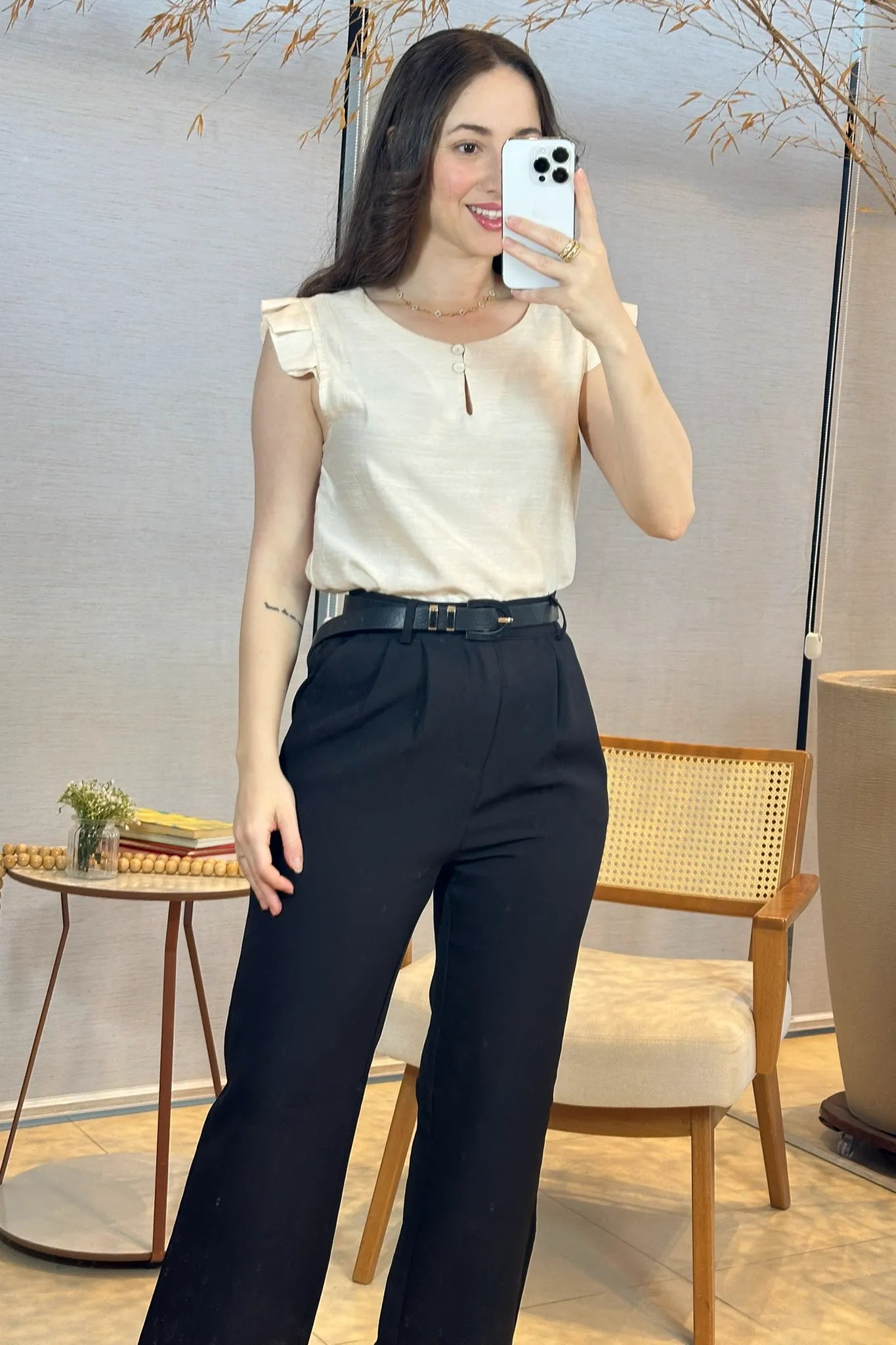 Conjunto: Blusa Babados Manga Detalhe Botão Visco Brise Yara Creme + Calça Pantalona Crepe Milano Detalhe Botão Encapado Elena Preta
